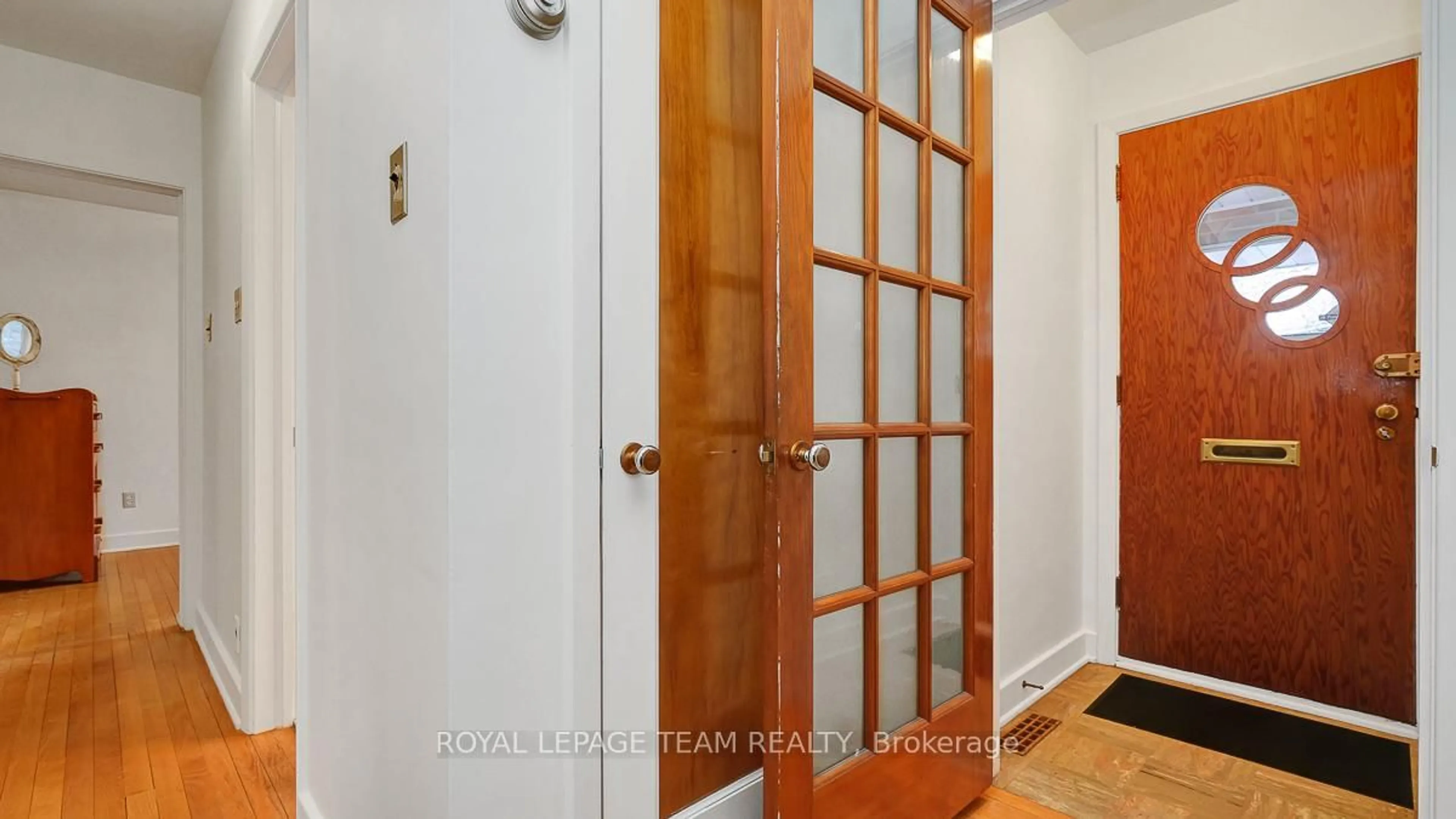 Indoor entryway for 1107 Falaise Rd, Ottawa Ontario K2E 6R1