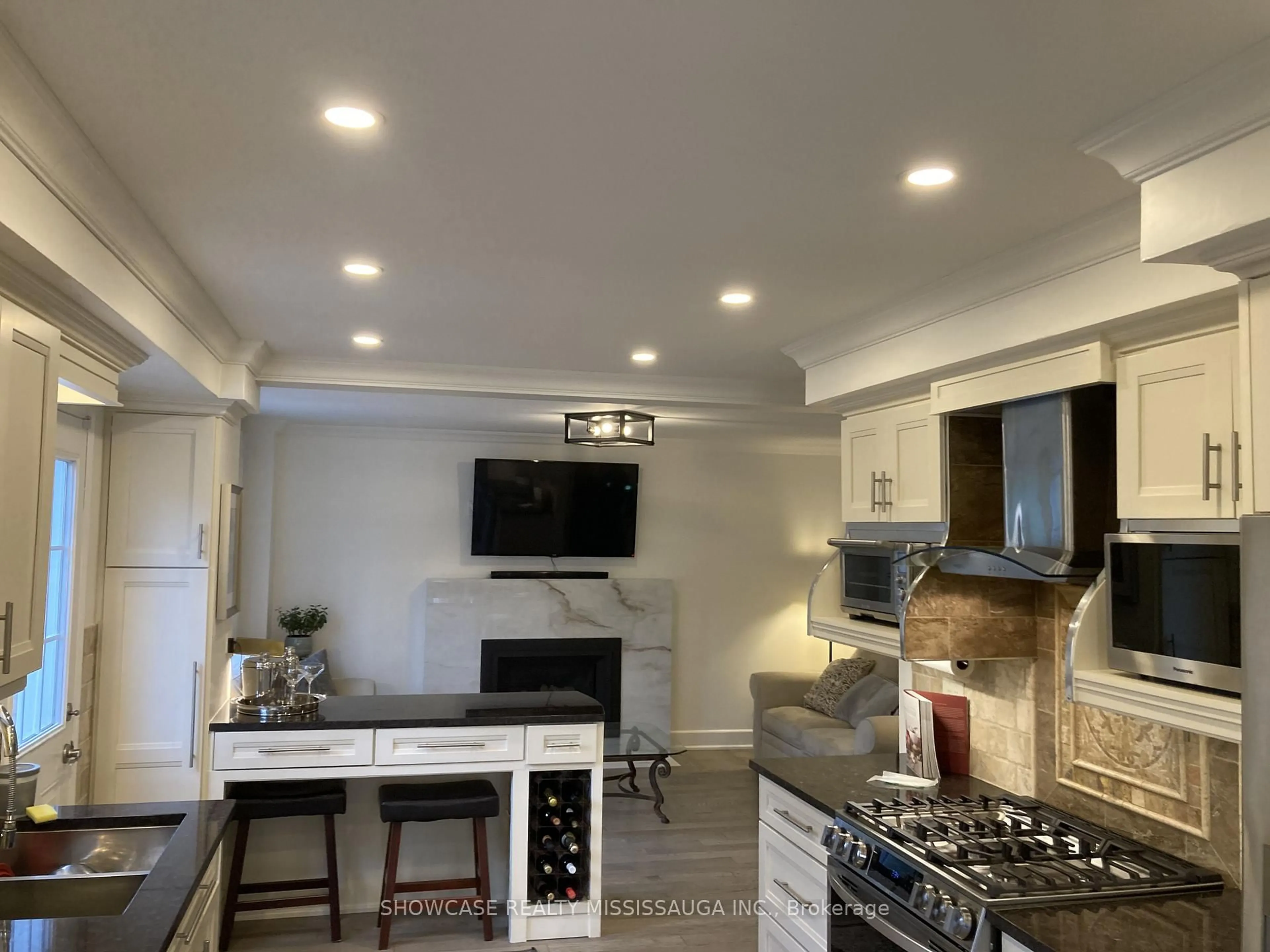 Open concept kitchen, ceramic/tile floor for 2 Old Oak Lane, Mono Ontario L9W 4B1