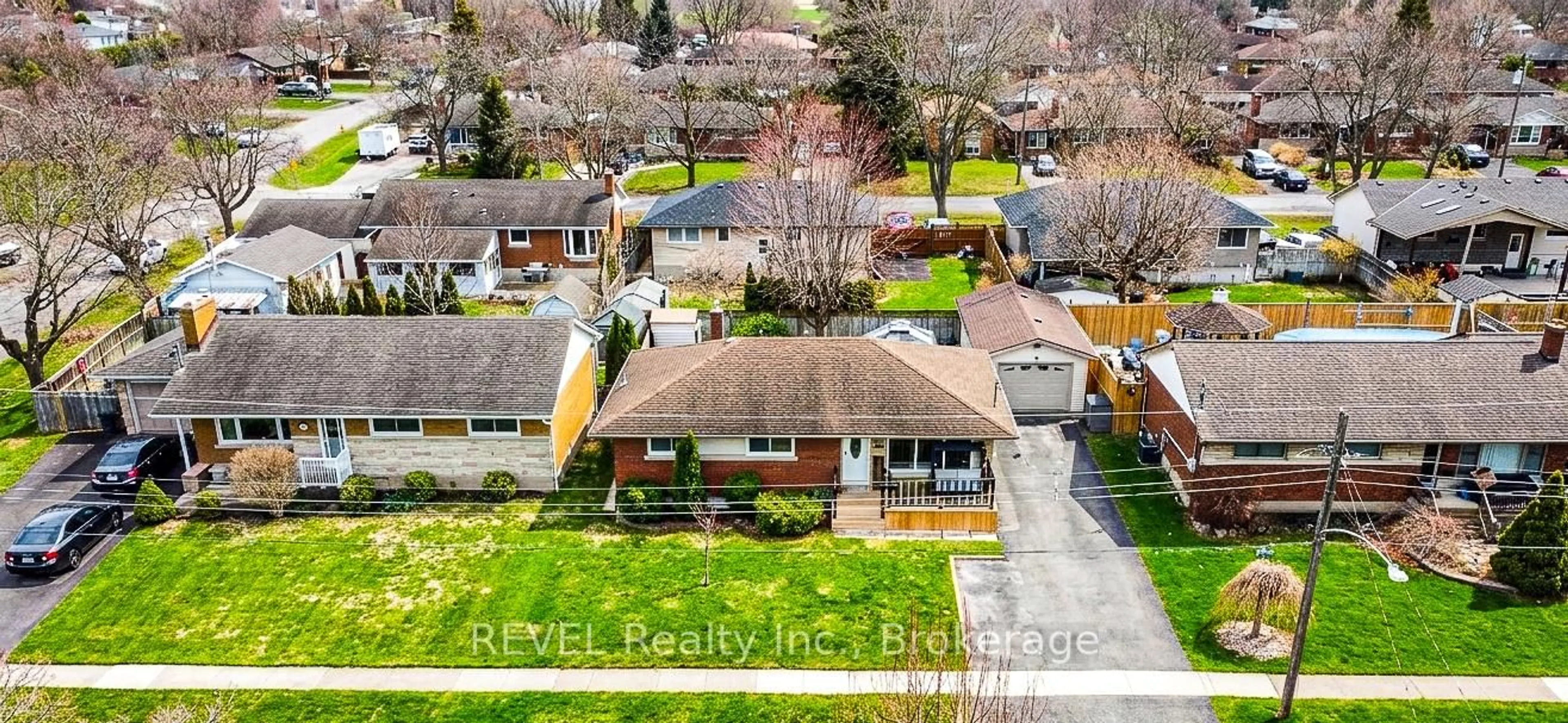 A pic from outside/outdoor area/front of a property/back of a property/a pic from drone, street for 24 Grosvenor St, St. Catharines Ontario L2M 3E2