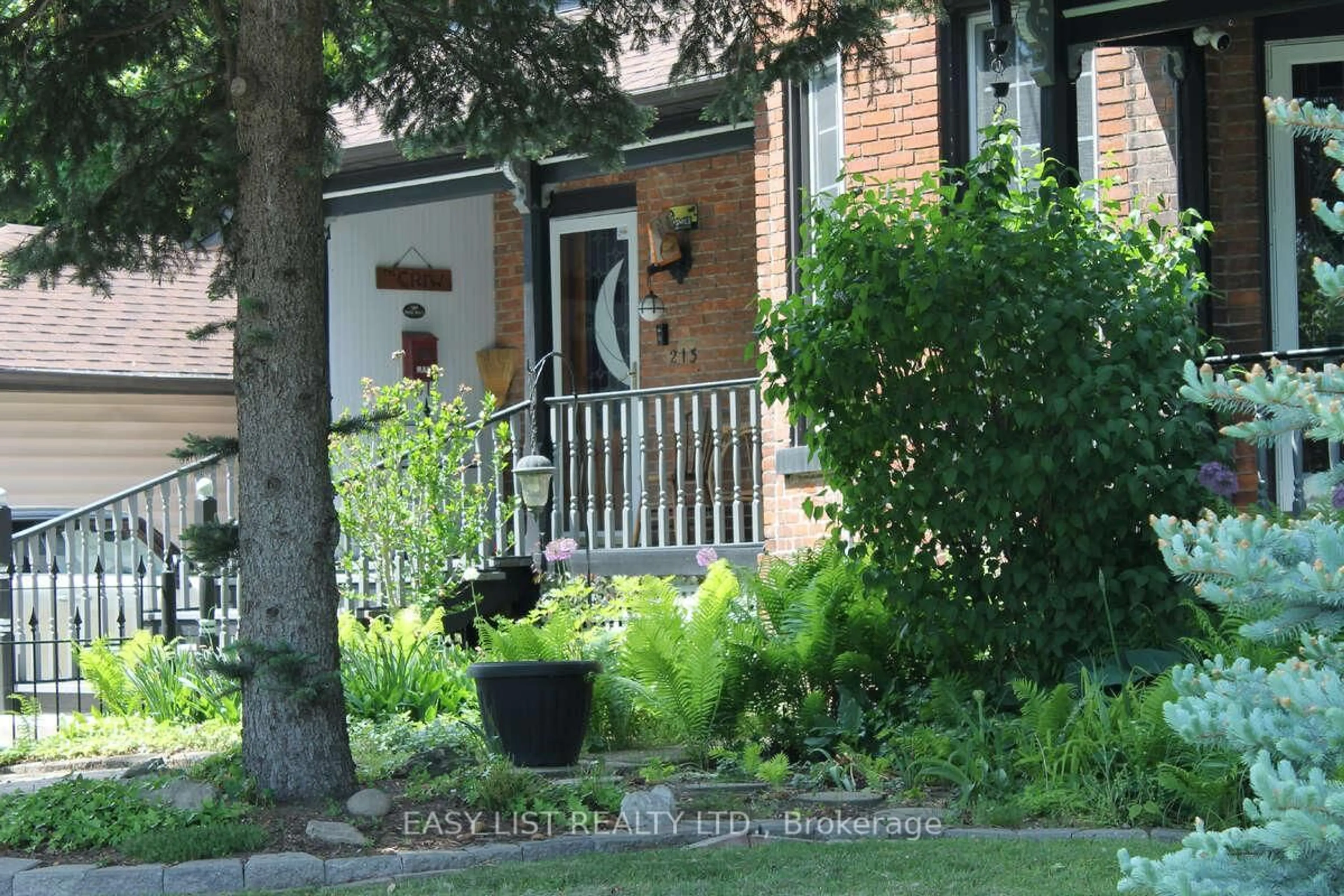 Patio, street for 213 Vidal St, Sarnia Ontario N7T 2T4