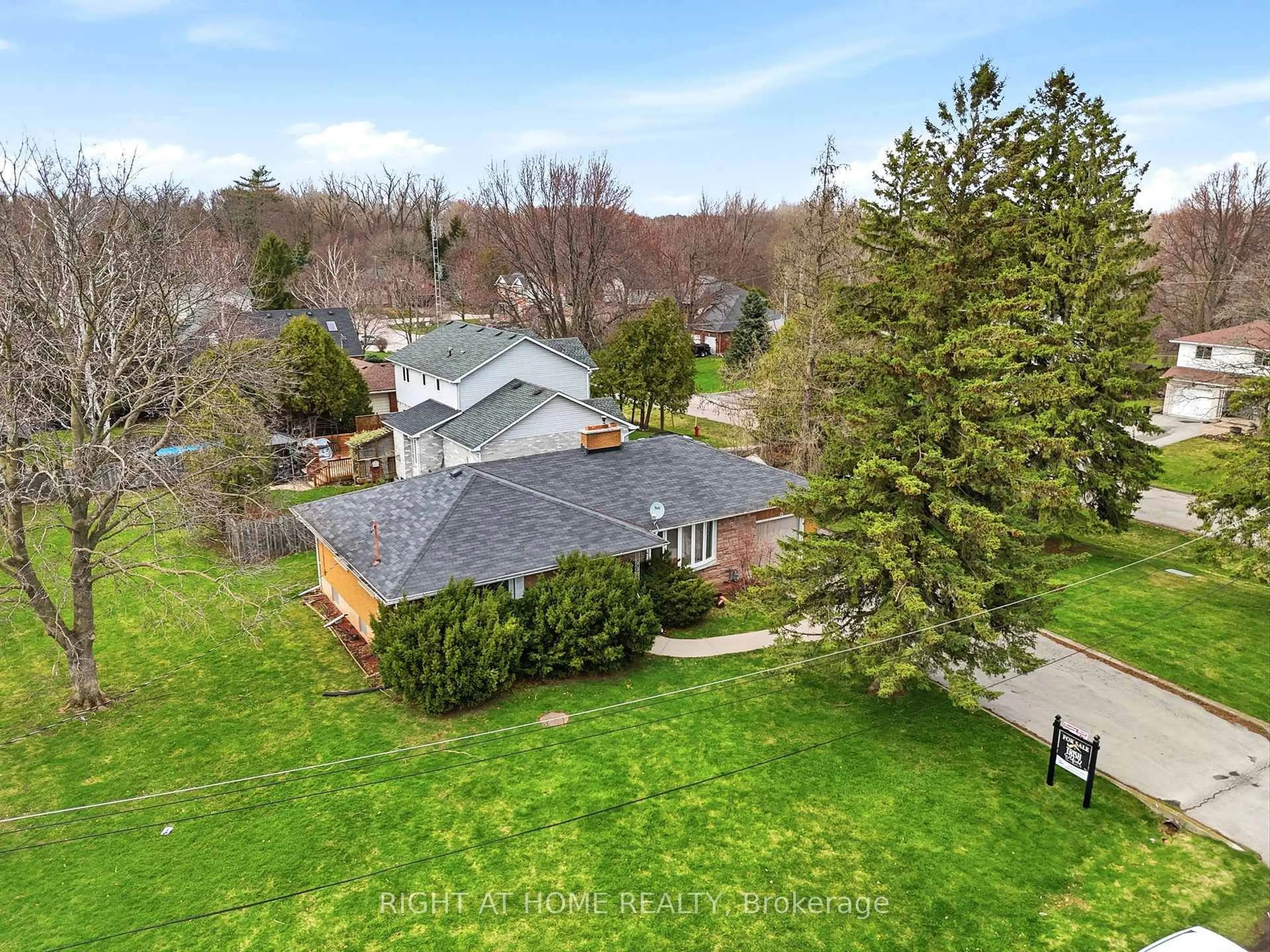 A pic from outside/outdoor area/front of a property/back of a property/a pic from drone, street for 13 Westview Cres, Hamilton Ontario L8B 0E4