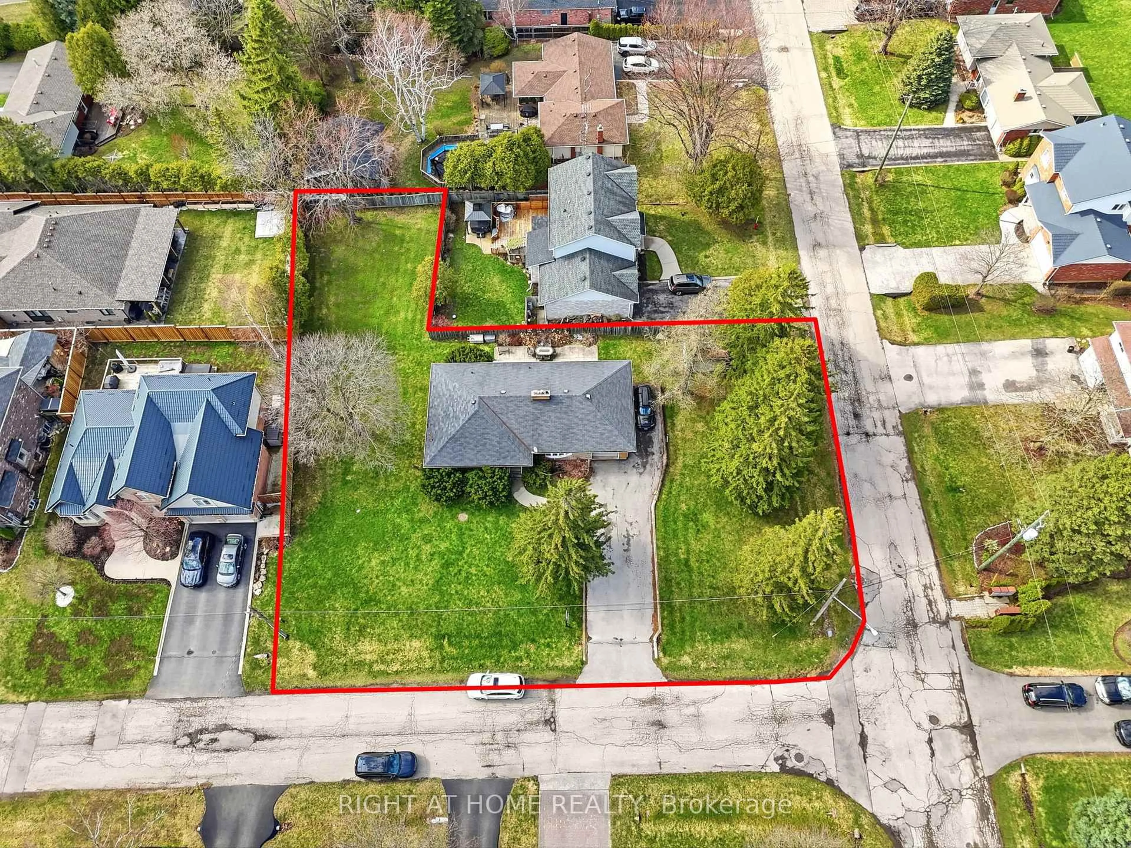 A pic from outside/outdoor area/front of a property/back of a property/a pic from drone, street for 13 Westview Cres, Hamilton Ontario L8B 0E4