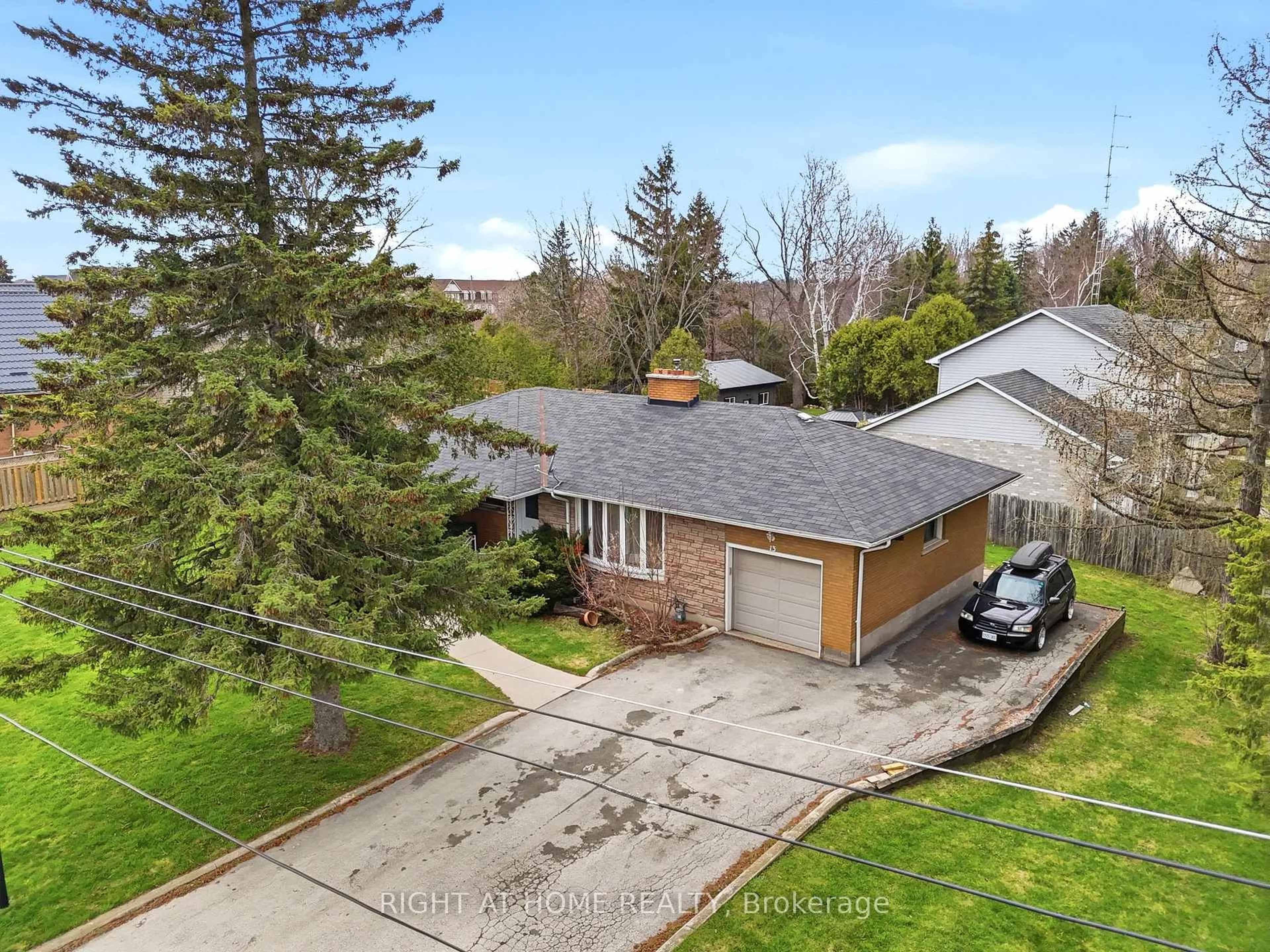 A pic from outside/outdoor area/front of a property/back of a property/a pic from drone, street for 13 Westview Cres, Hamilton Ontario L8B 0E4