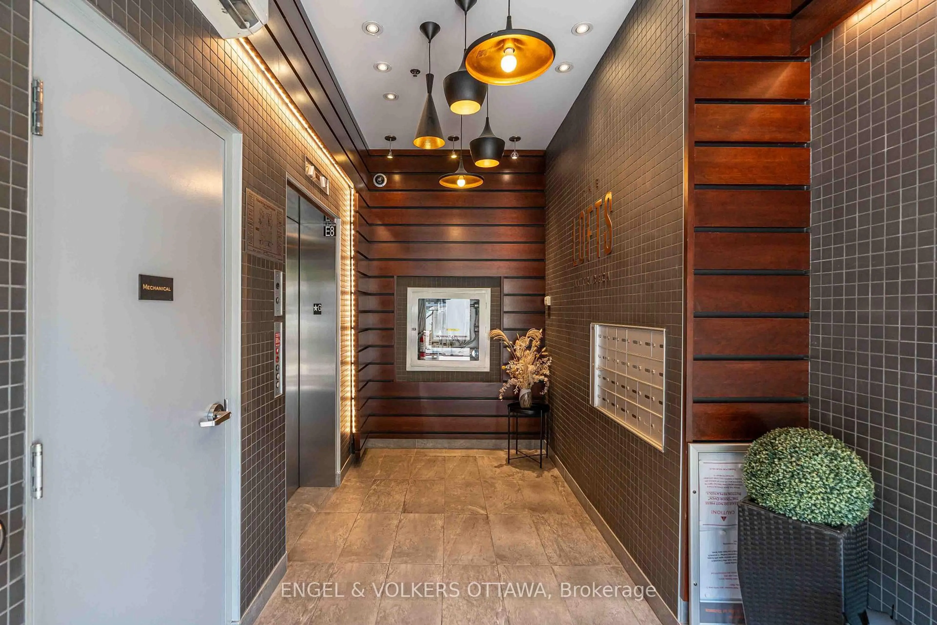 Indoor foyer for 197 Lisgar St #202, Ottawa Ontario K2P 0C3