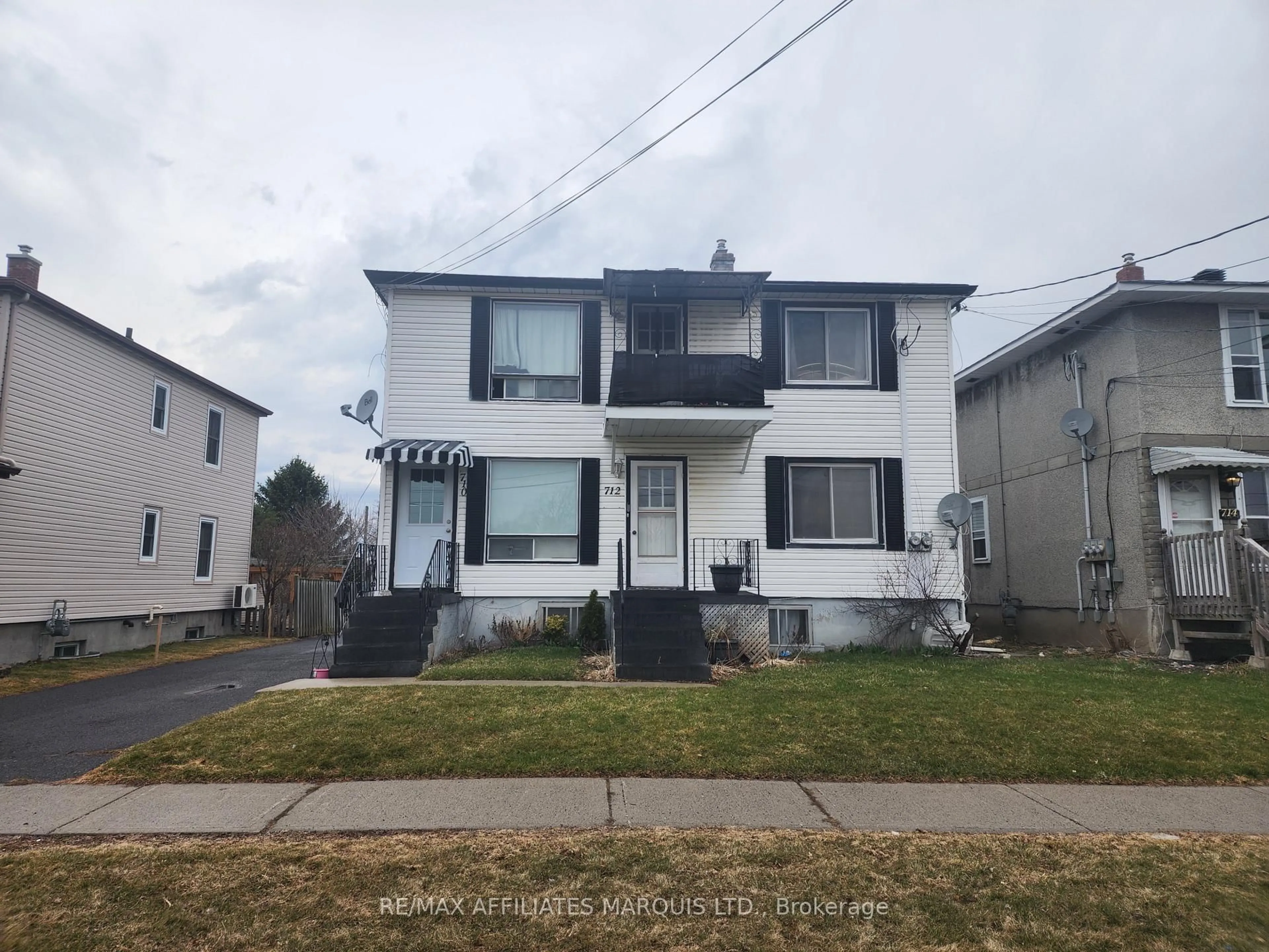 Home with vinyl exterior material, street for 712 Eleventh St, Cornwall Ontario K6H 2Z9