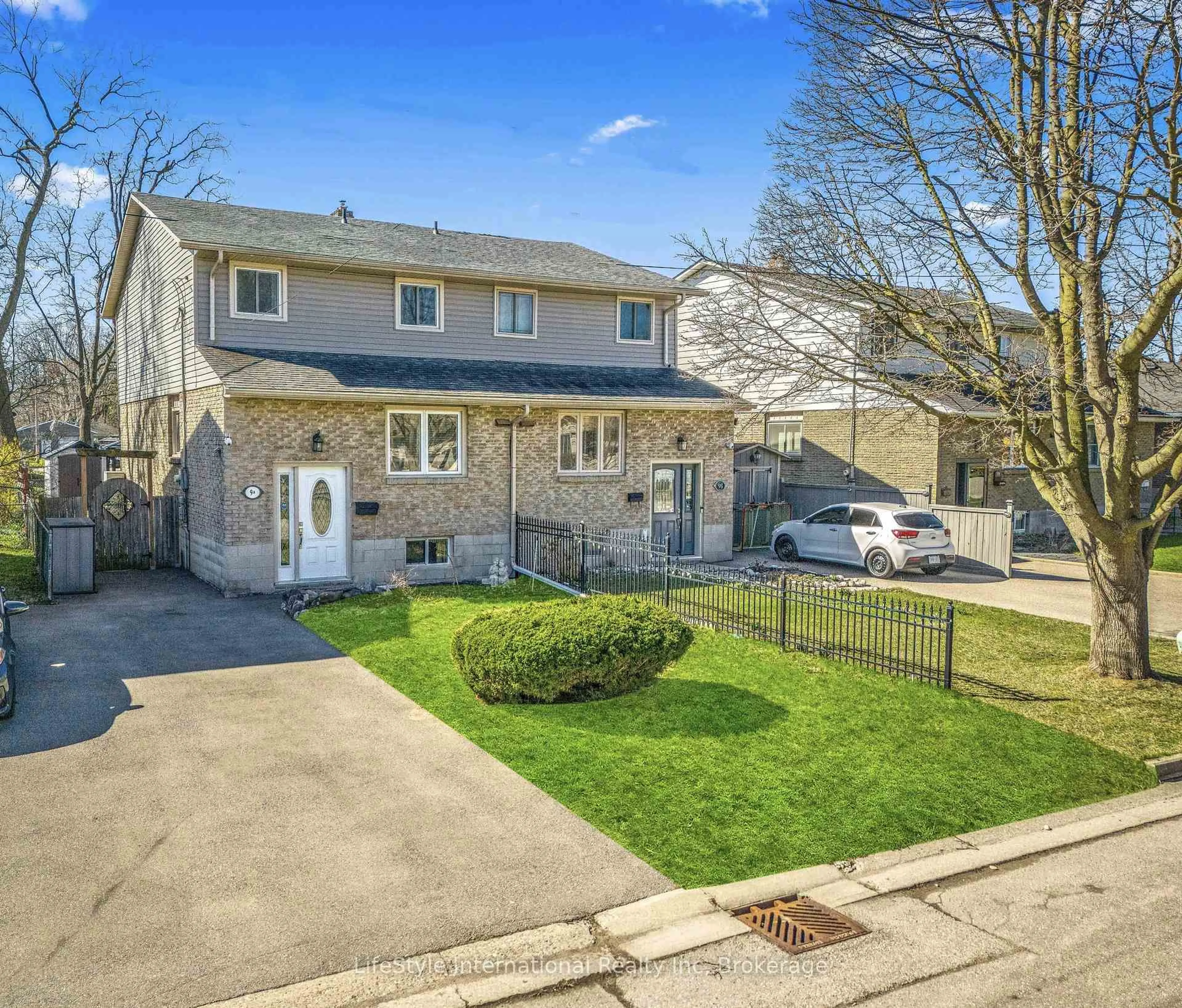 A pic from outside/outdoor area/front of a property/back of a property/a pic from drone, street for 9 Hampton St, Brantford Ontario N3S 7J2