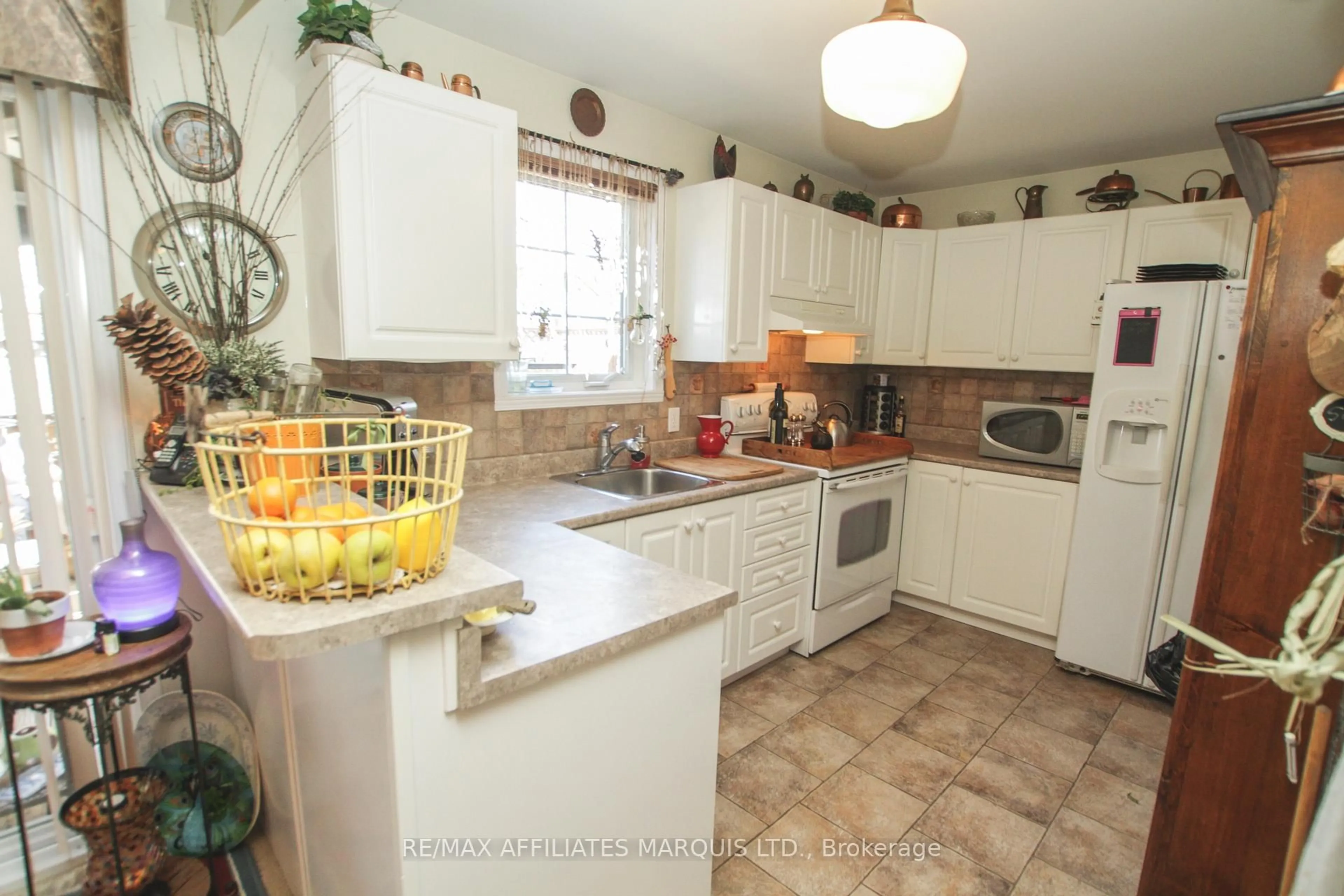 Standard kitchen, ceramic/tile floor for 234 Hemlock Cres, Cornwall Ontario K6H 7M2