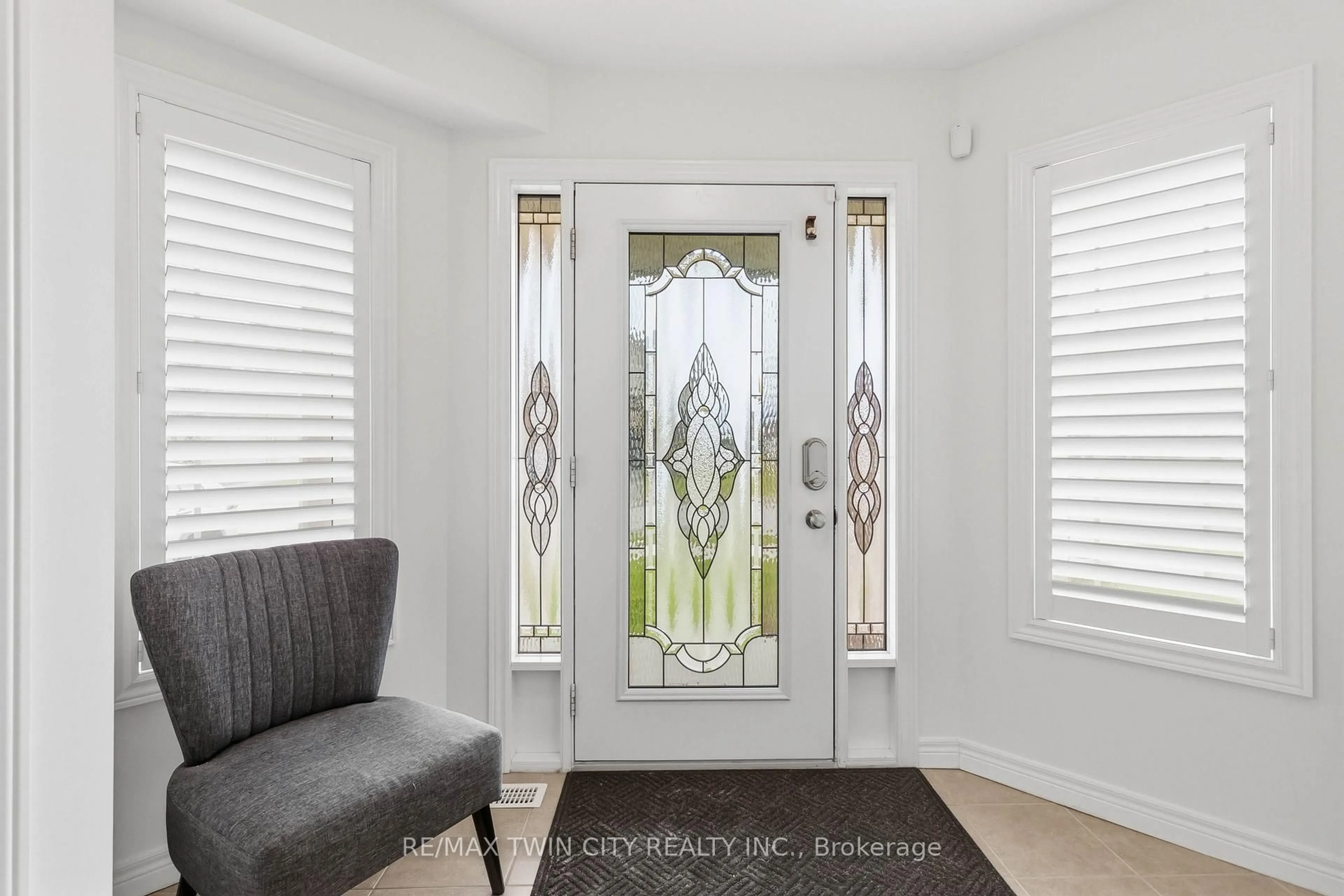 Indoor entryway for 1 Charleswood Cres, Hamilton Ontario L0R 1P0