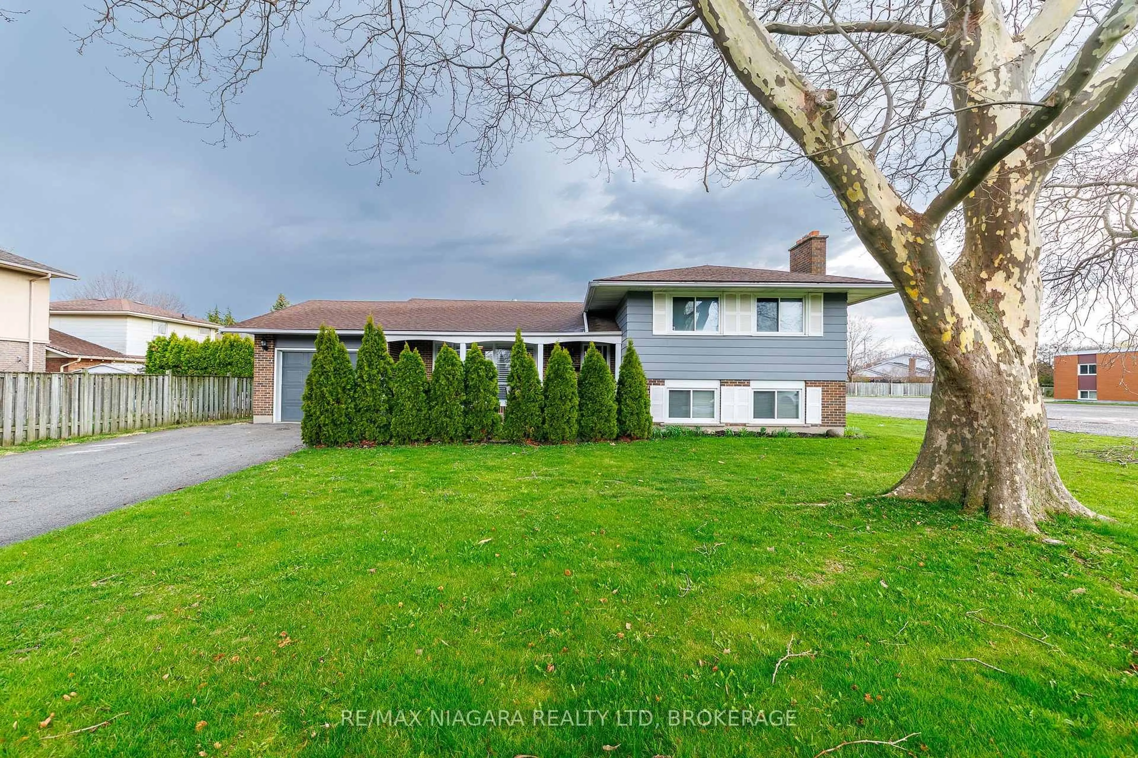 A pic from outside/outdoor area/front of a property/back of a property/a pic from drone, street for 1 Royal Henley Blvd, St. Catharines Ontario L2N 4R6