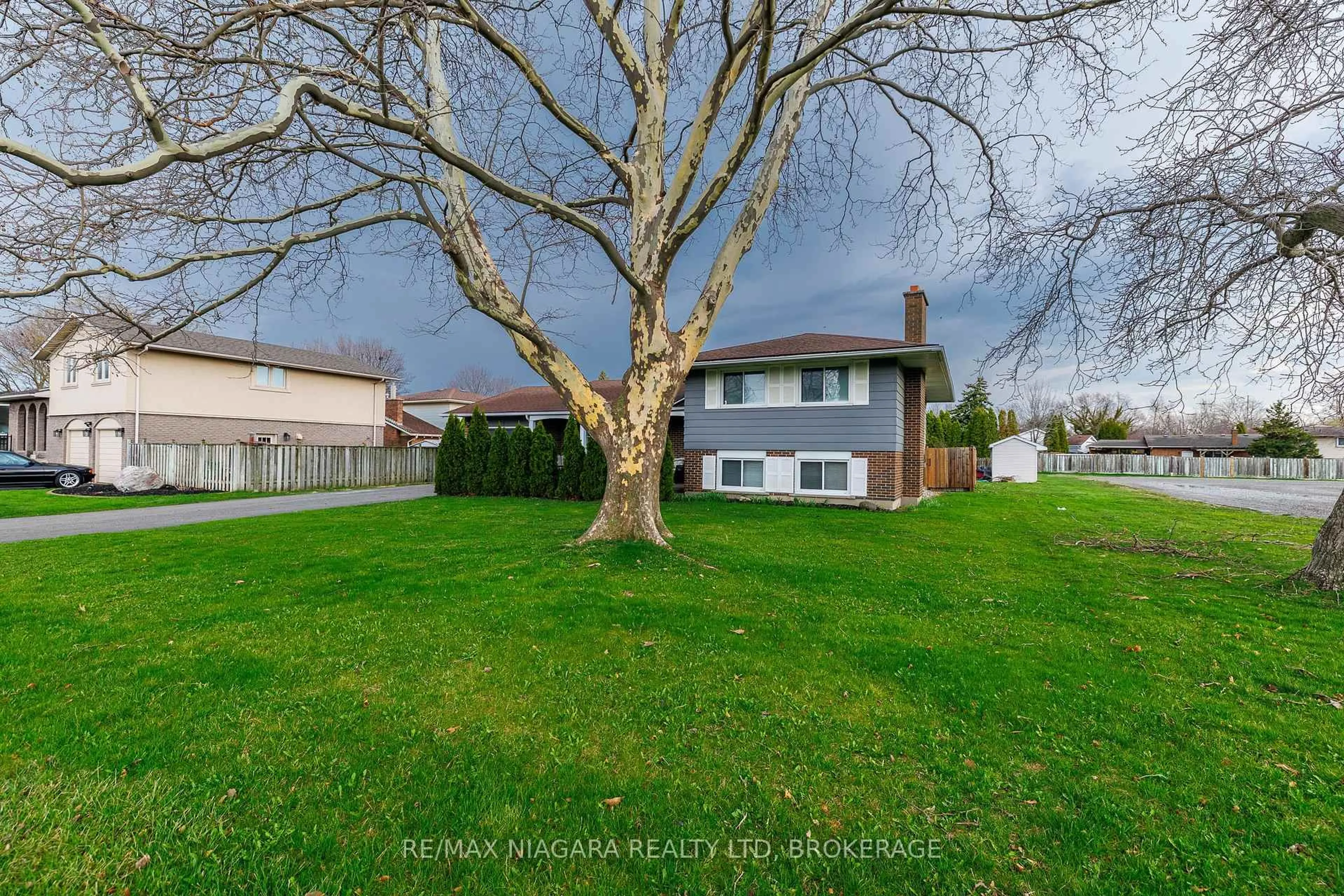 A pic from outside/outdoor area/front of a property/back of a property/a pic from drone, street for 1 Royal Henley Blvd, St. Catharines Ontario L2N 4R6