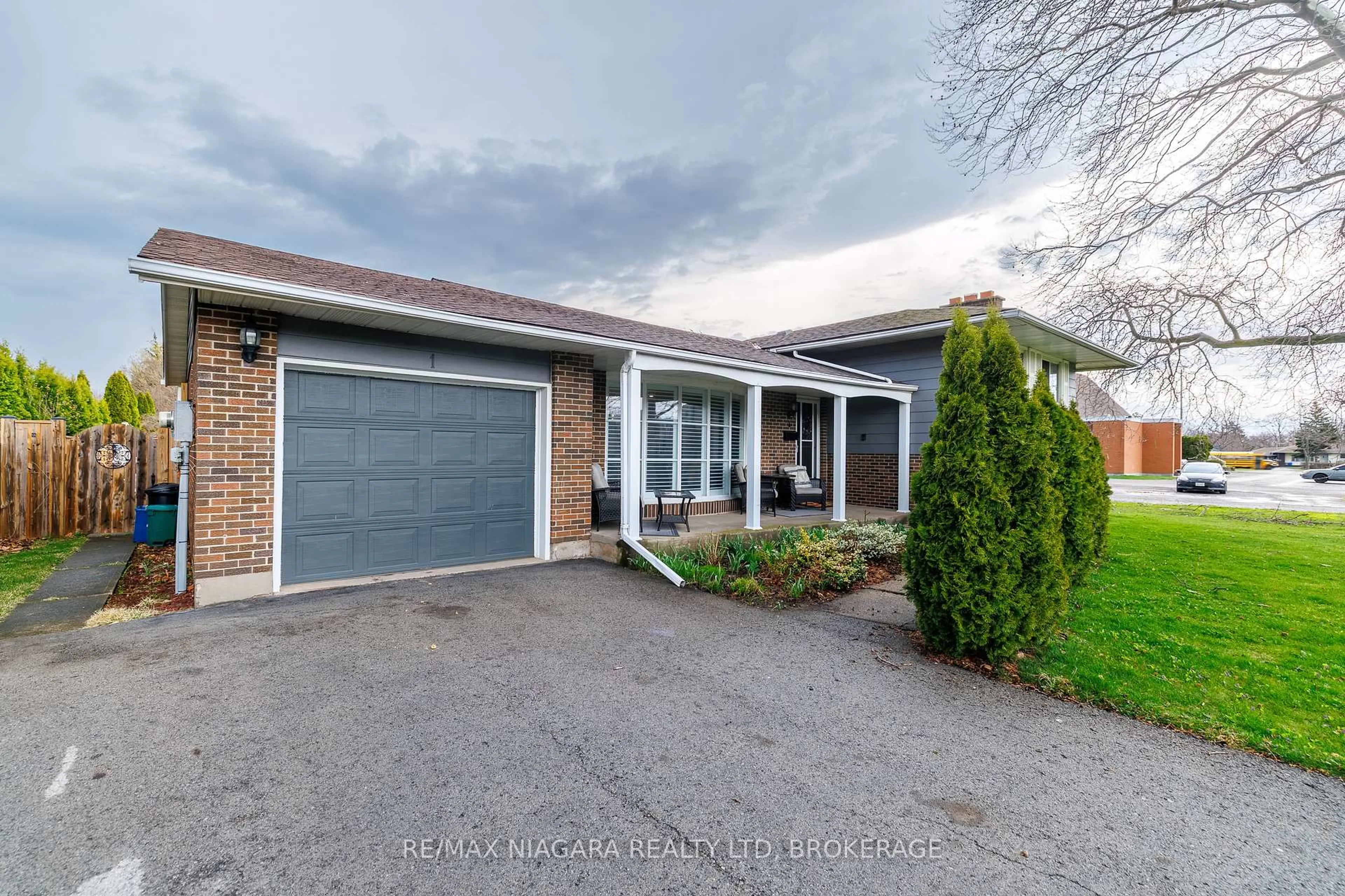 A pic from outside/outdoor area/front of a property/back of a property/a pic from drone, street for 1 Royal Henley Blvd, St. Catharines Ontario L2N 4R6