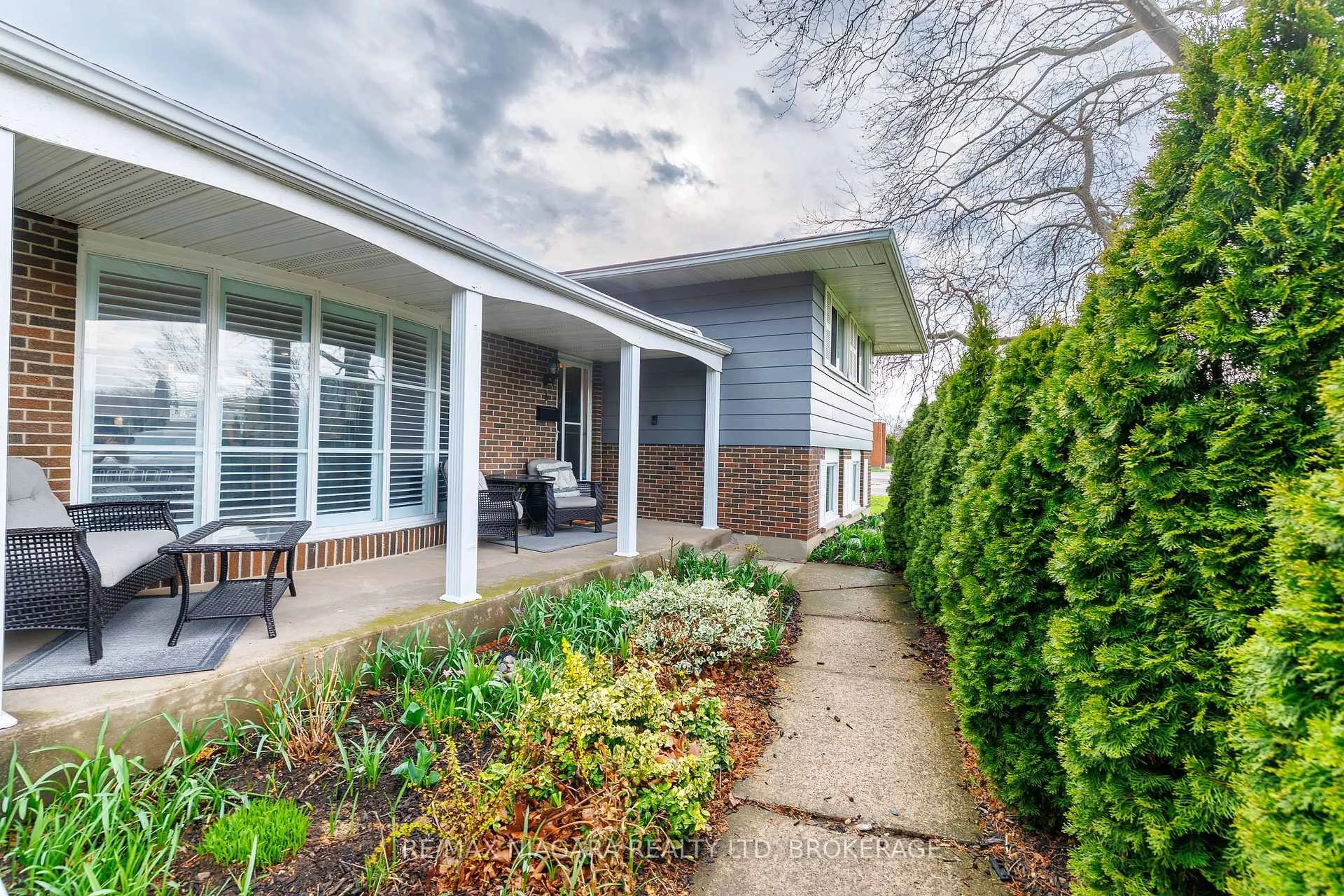 Unknown for 1 Royal Henley Blvd, St. Catharines Ontario L2N 4R6