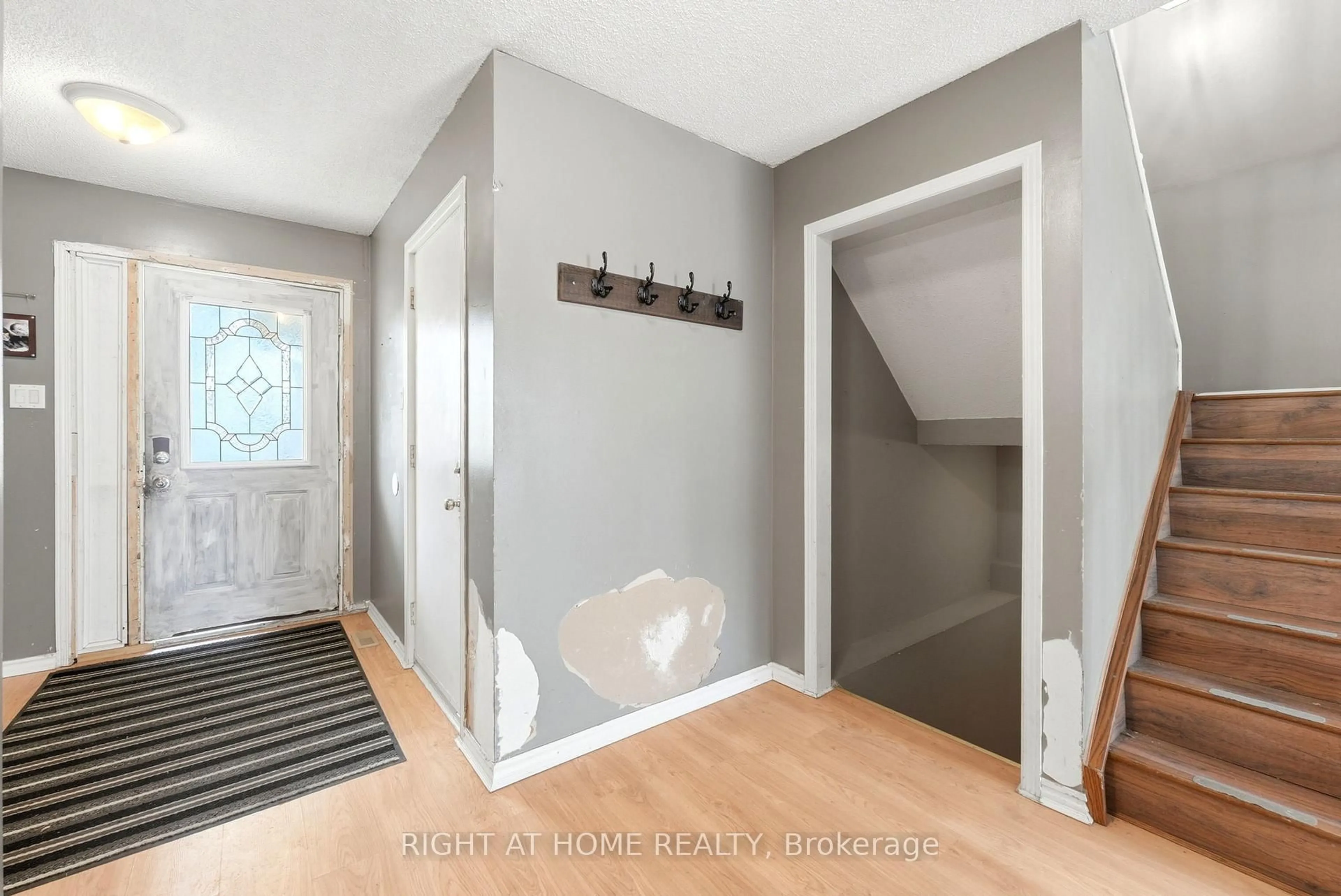 Indoor entryway for 32 Bowcott Cres, London East Ontario N5V 4W8