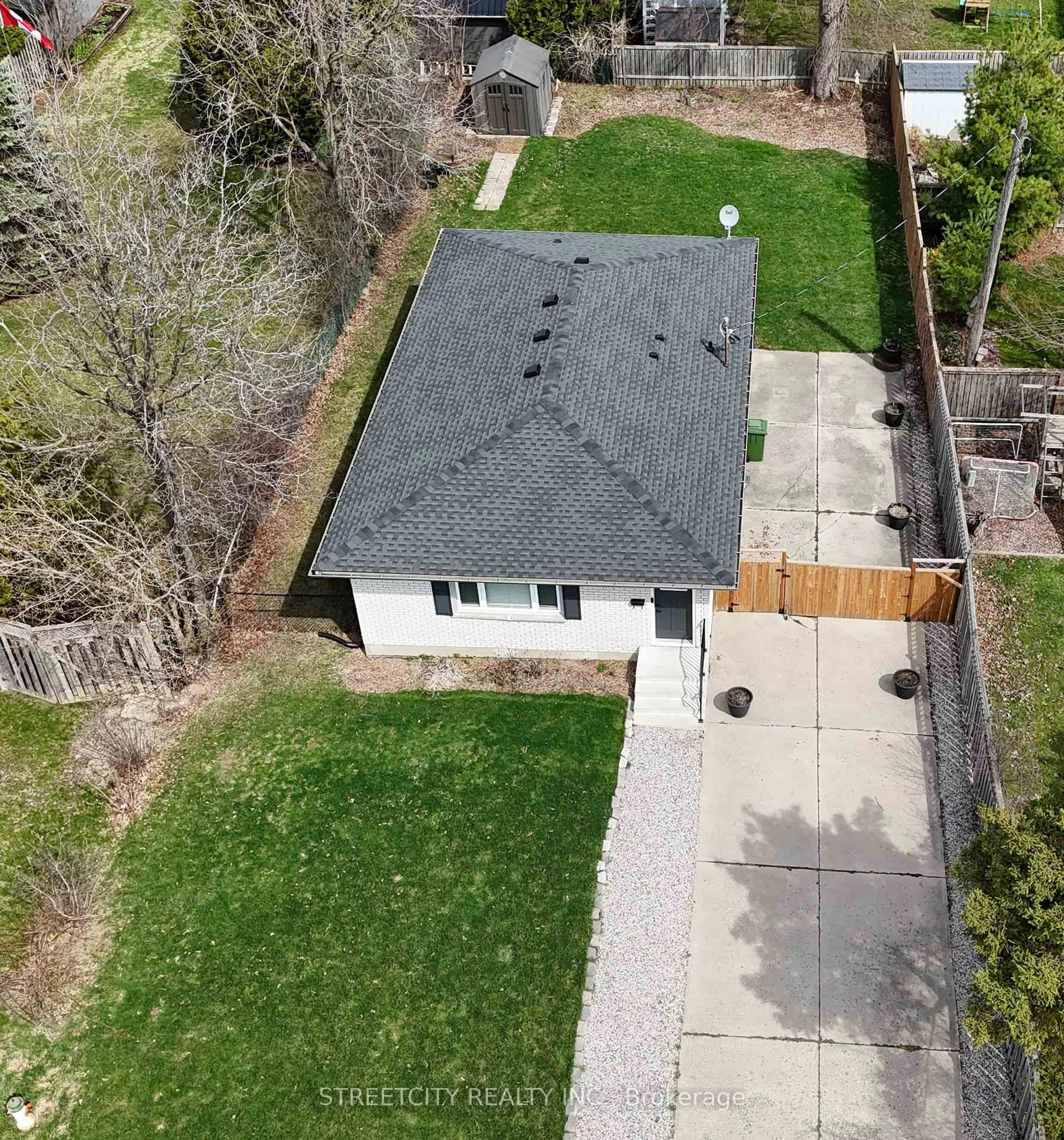 A pic from outside/outdoor area/front of a property/back of a property/a pic from drone, street for 3 Brinkman Crt, St. Thomas Ontario N5P 2G6
