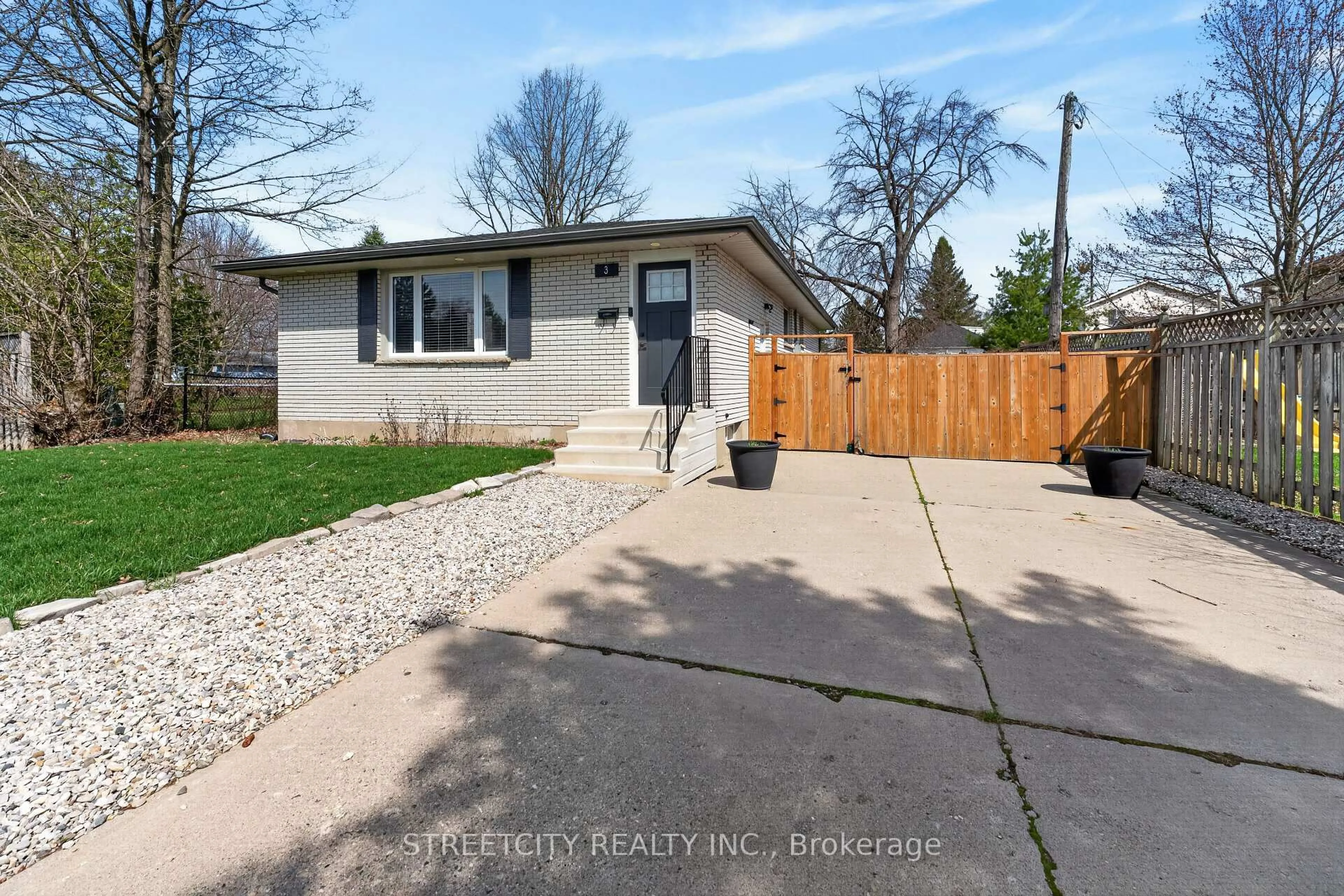 Unknown for 3 Brinkman Crt, St. Thomas Ontario N5P 2G6