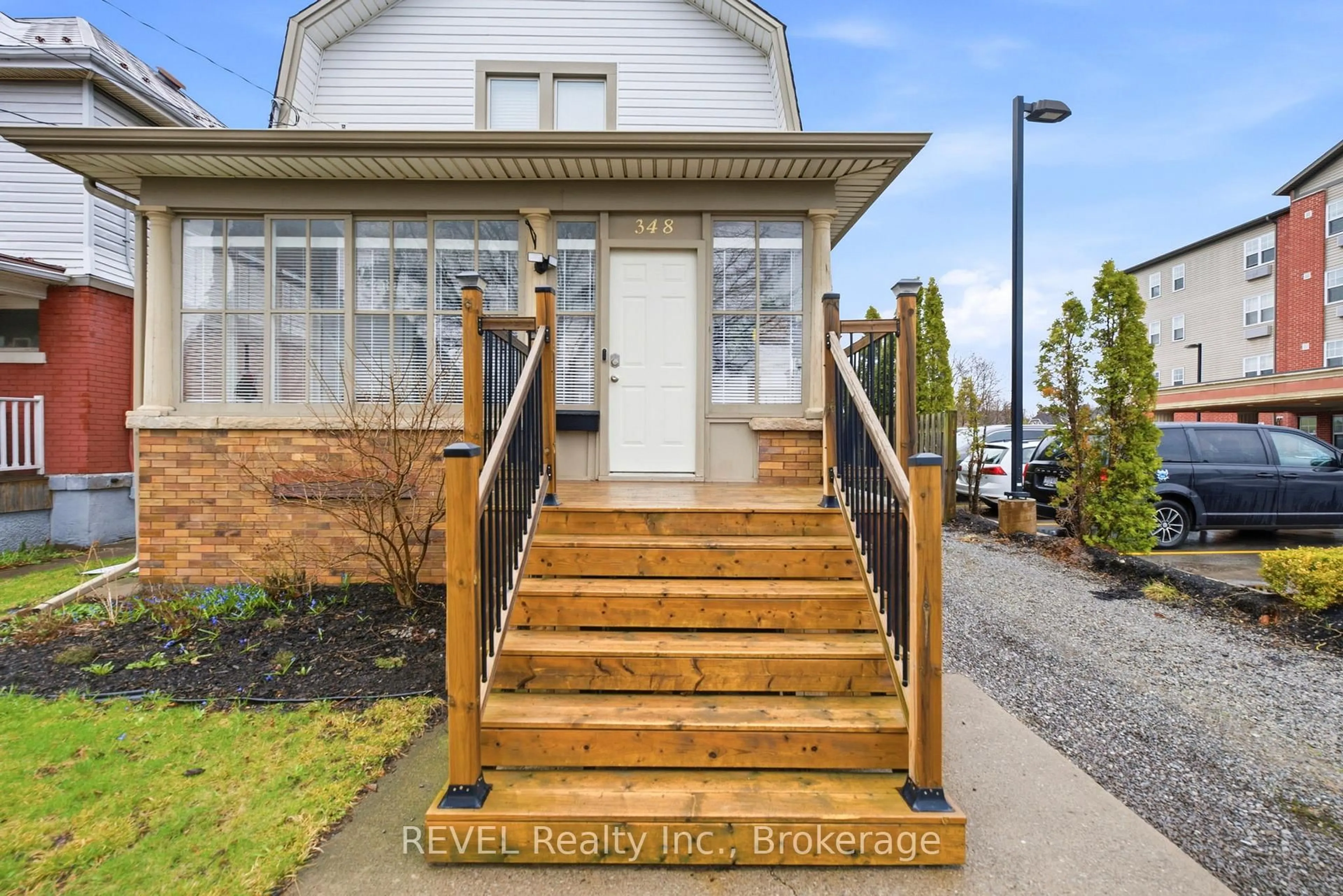Indoor entryway for 348 Hellems Ave, Welland Ontario L3B 3C1