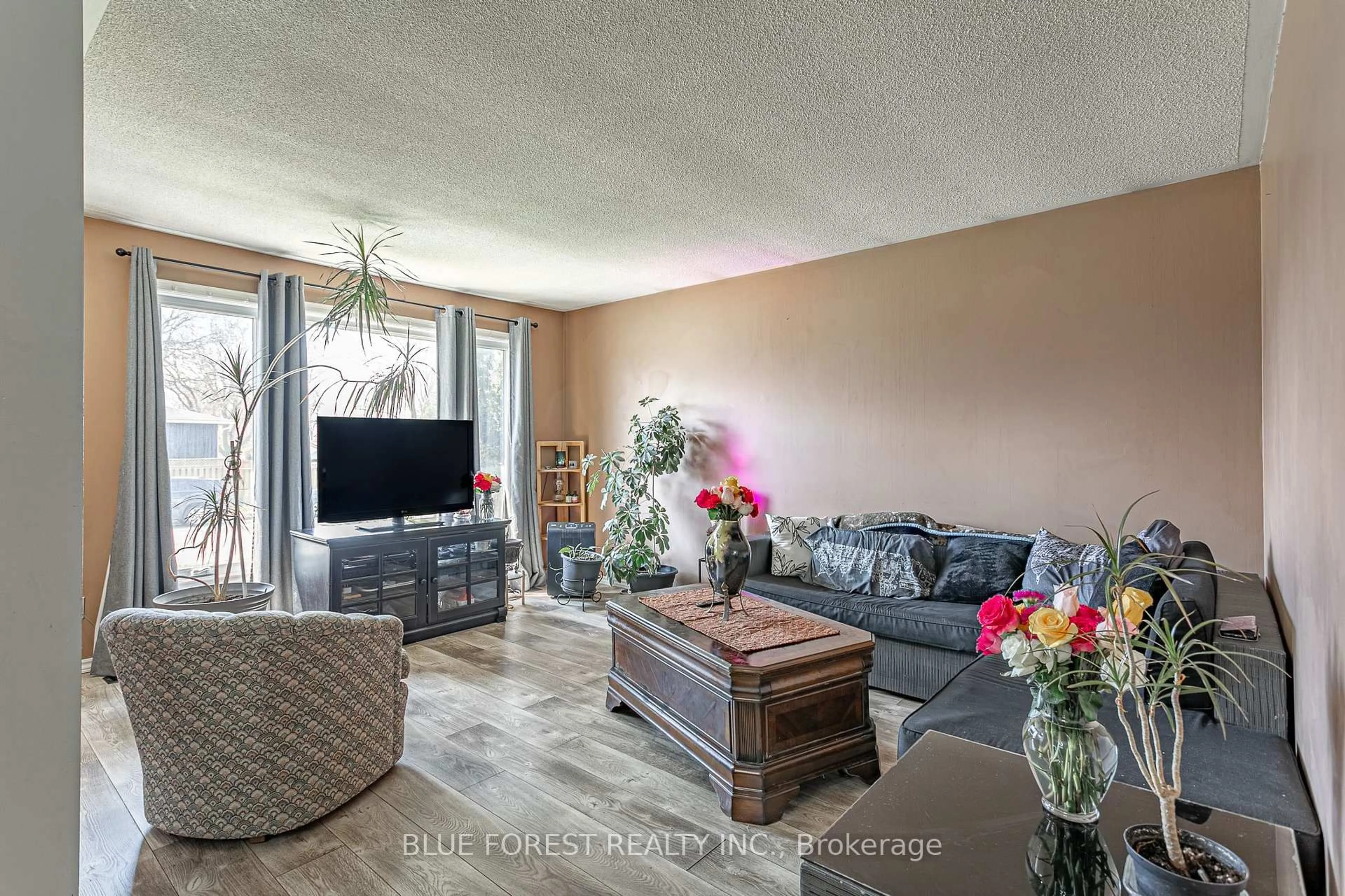 Living room with furniture, unknown for 7 Raven Ave, St. Thomas Ontario N5R 5K8