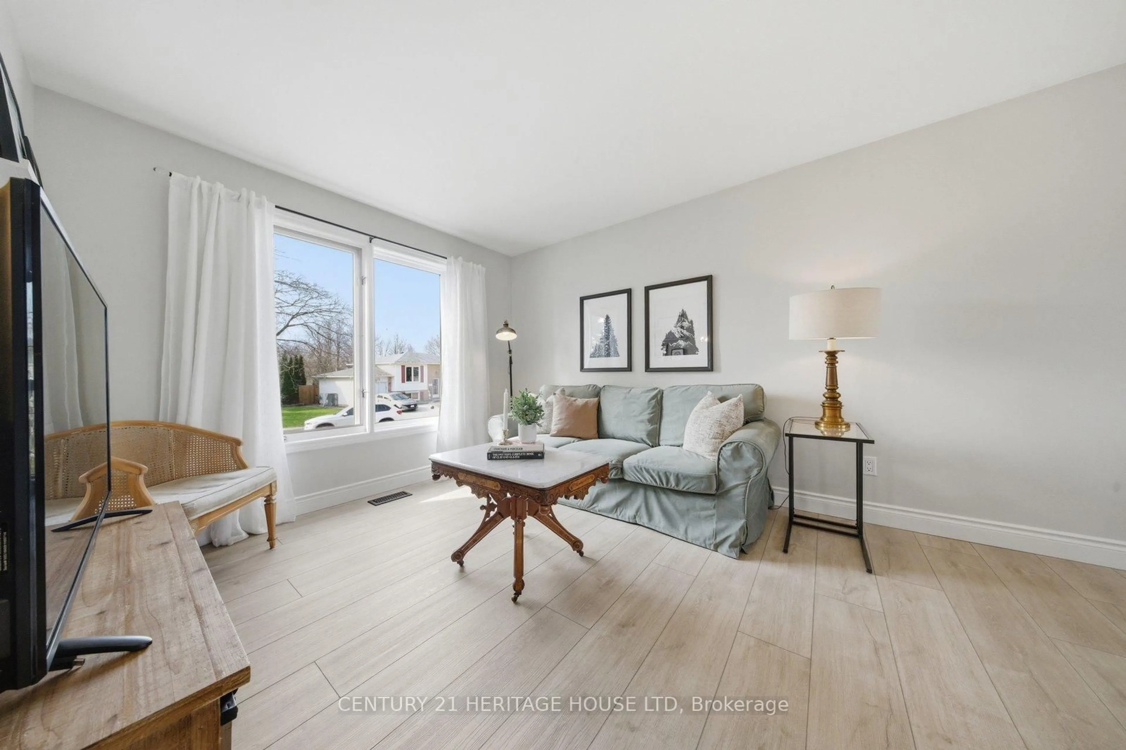 Living room with furniture, unknown for 27 Jasper St, Brantford Ontario N3P 1M9