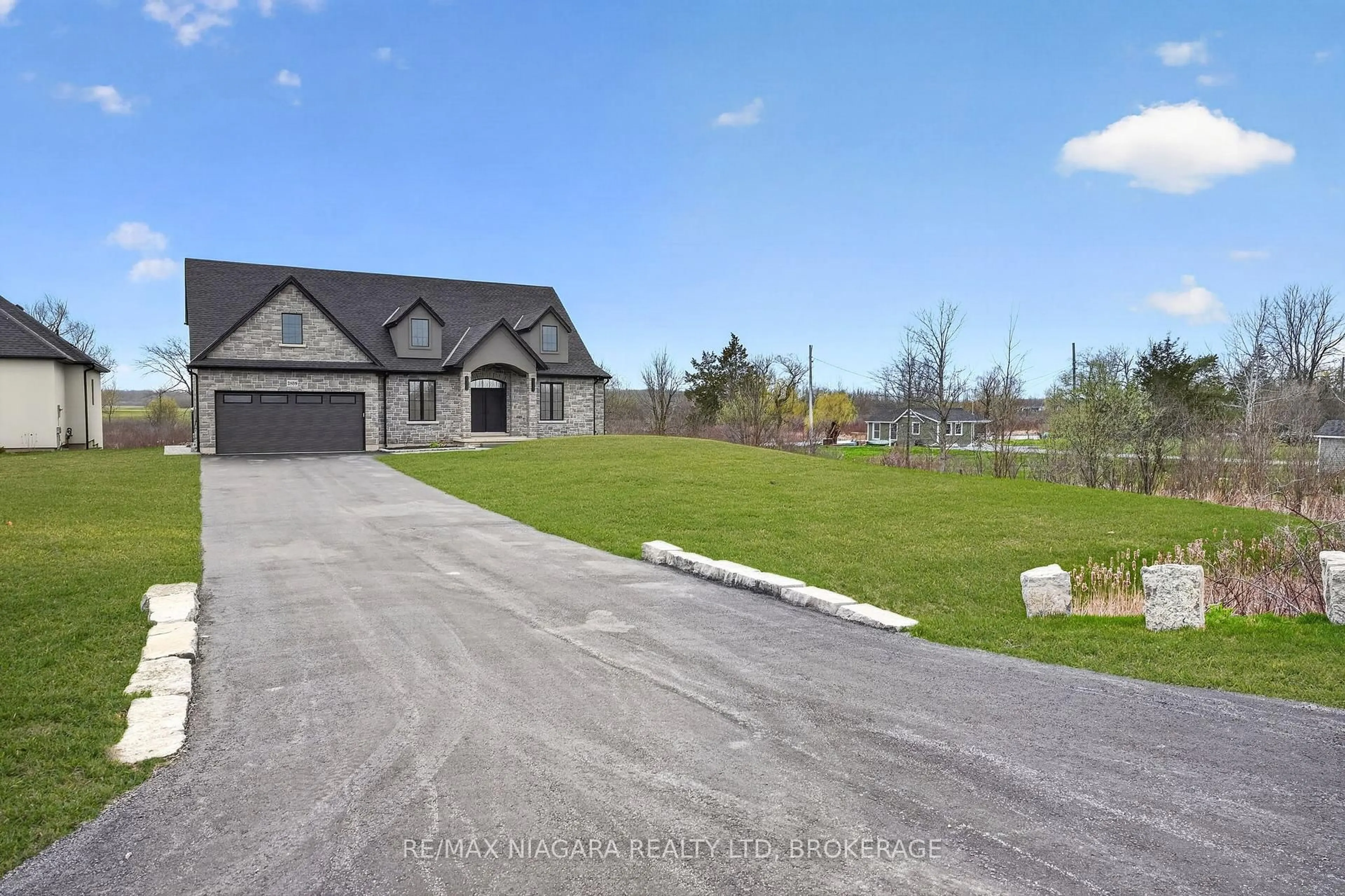 A pic from outside/outdoor area/front of a property/back of a property/a pic from drone, street for 2899 Townline Rd, Fort Erie Ontario L0S 1S0