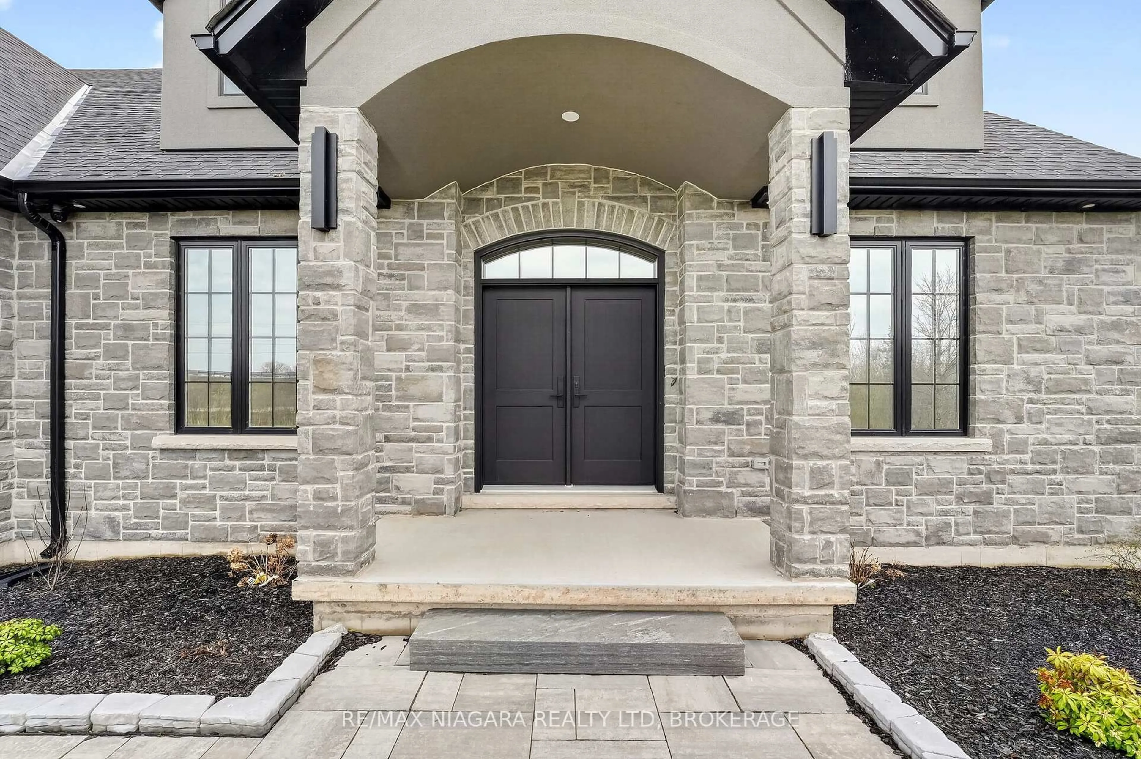 Indoor entryway for 2899 Townline Rd, Fort Erie Ontario L0S 1S0