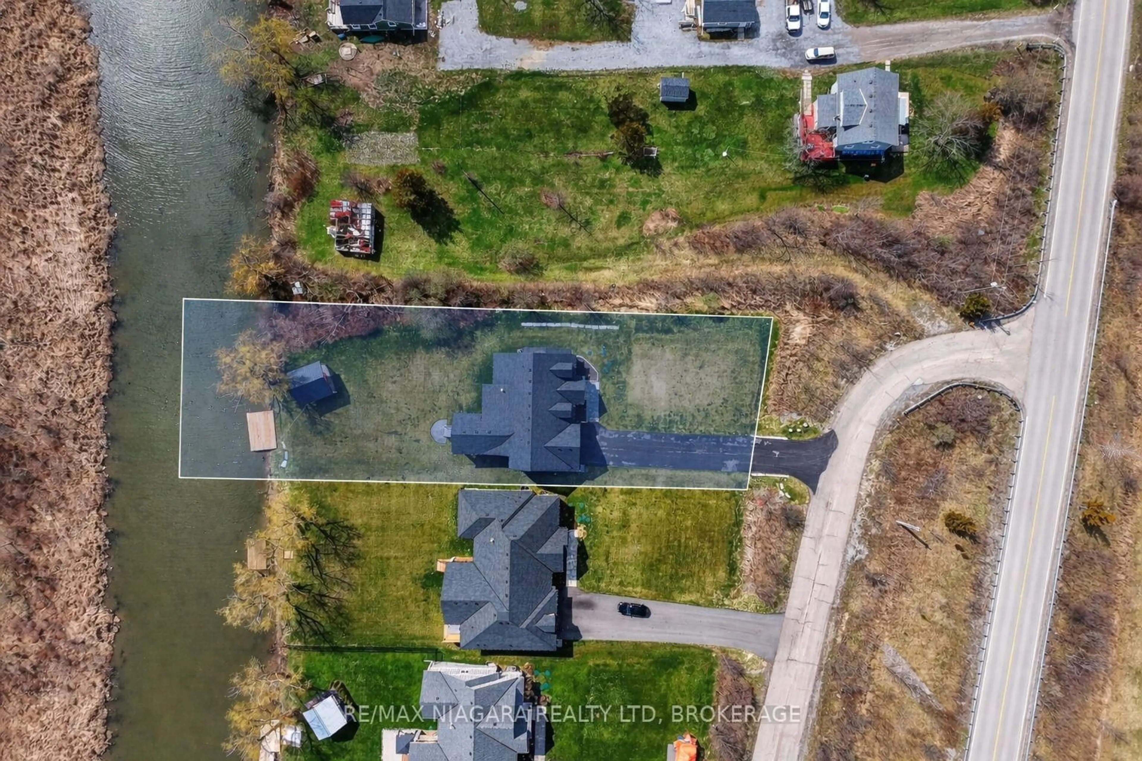 A pic from outside/outdoor area/front of a property/back of a property/a pic from drone, water/lake/river/ocean view for 2899 Townline Rd, Fort Erie Ontario L0S 1S0