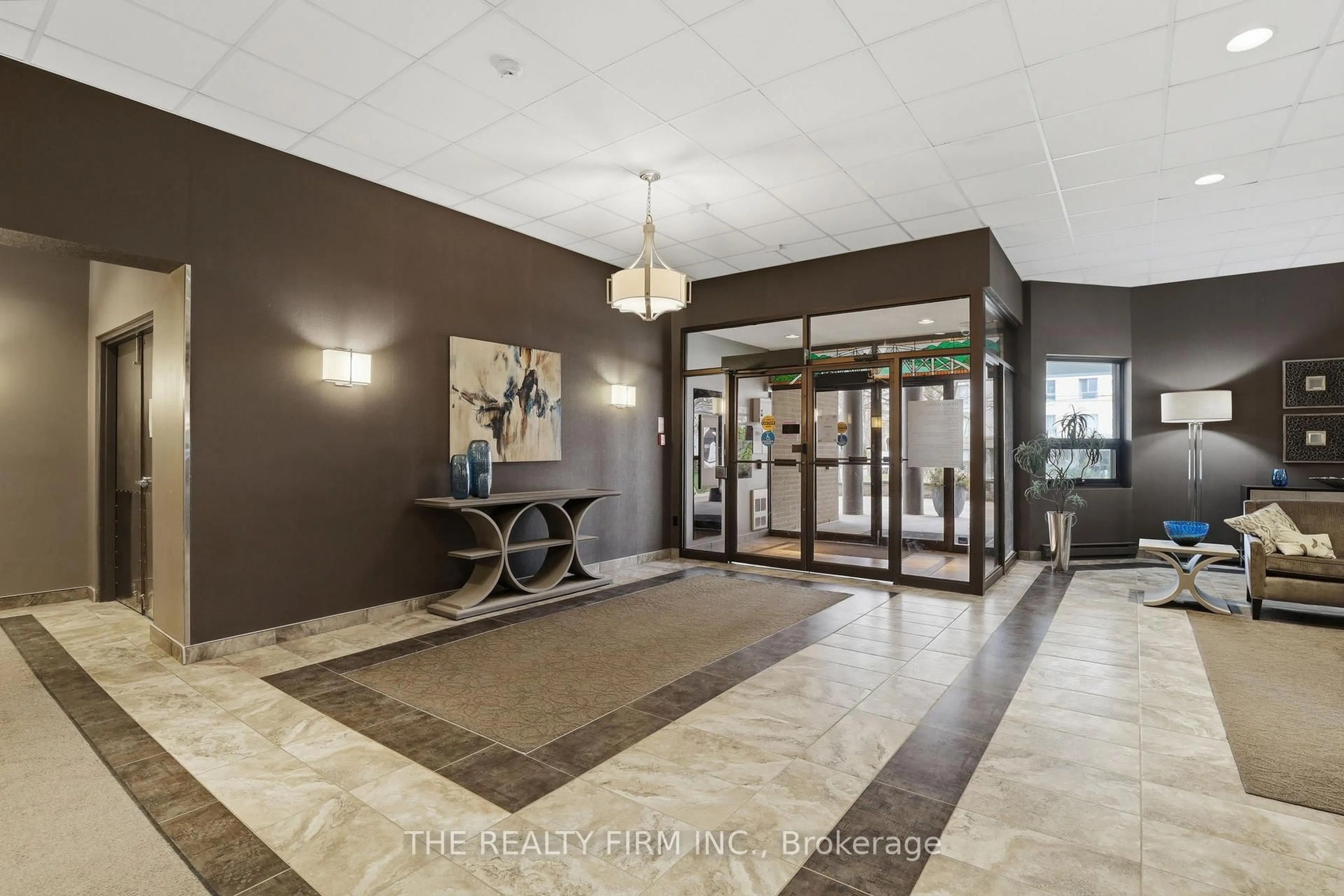 Indoor foyer for 549 RIDOUT St #304, London East Ontario N6A 5N5