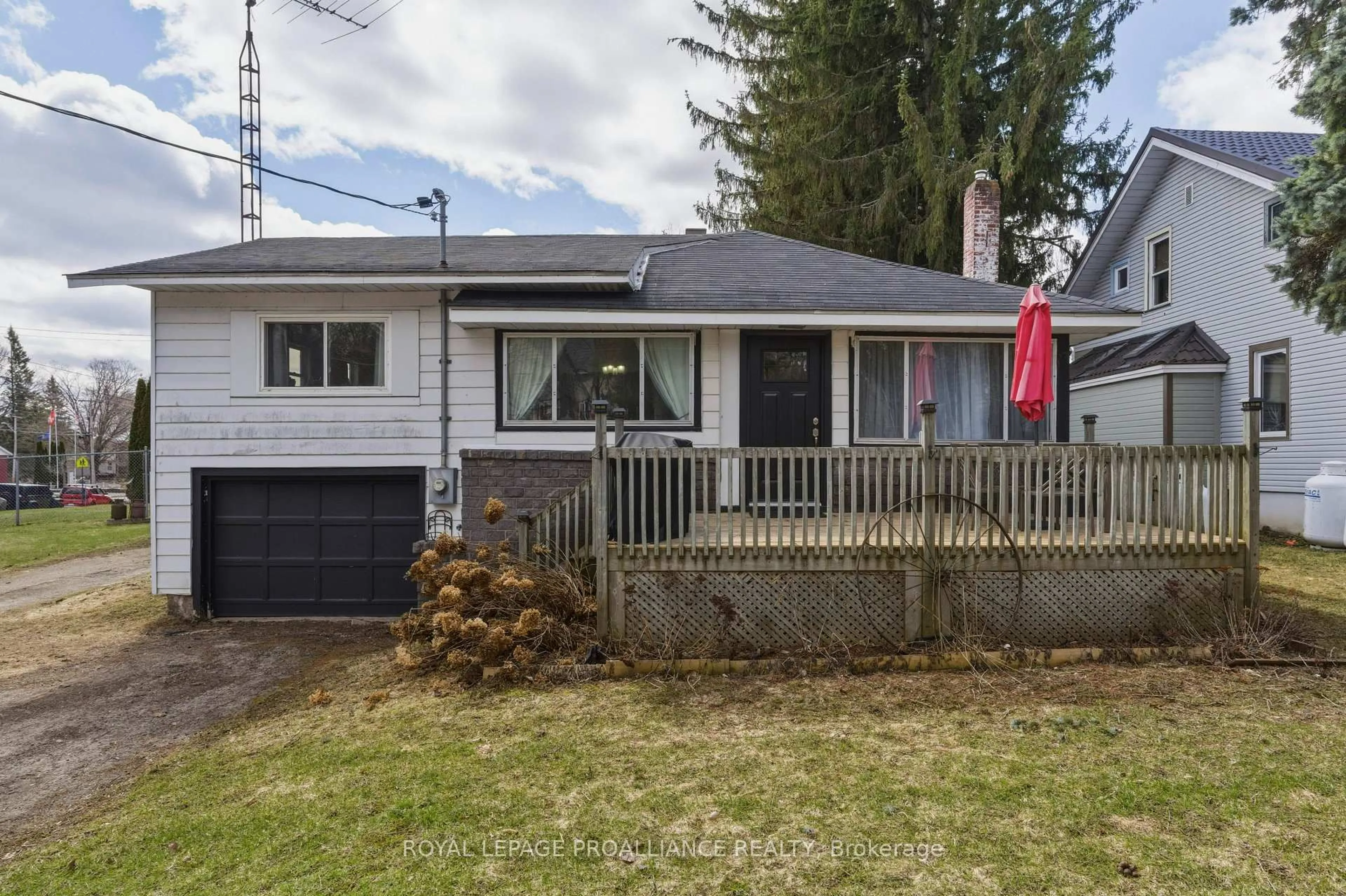 A pic from outside/outdoor area/front of a property/back of a property/a pic from drone, street for 18 Quabbin Rd, Front of Yonge Ontario K0E 1R0