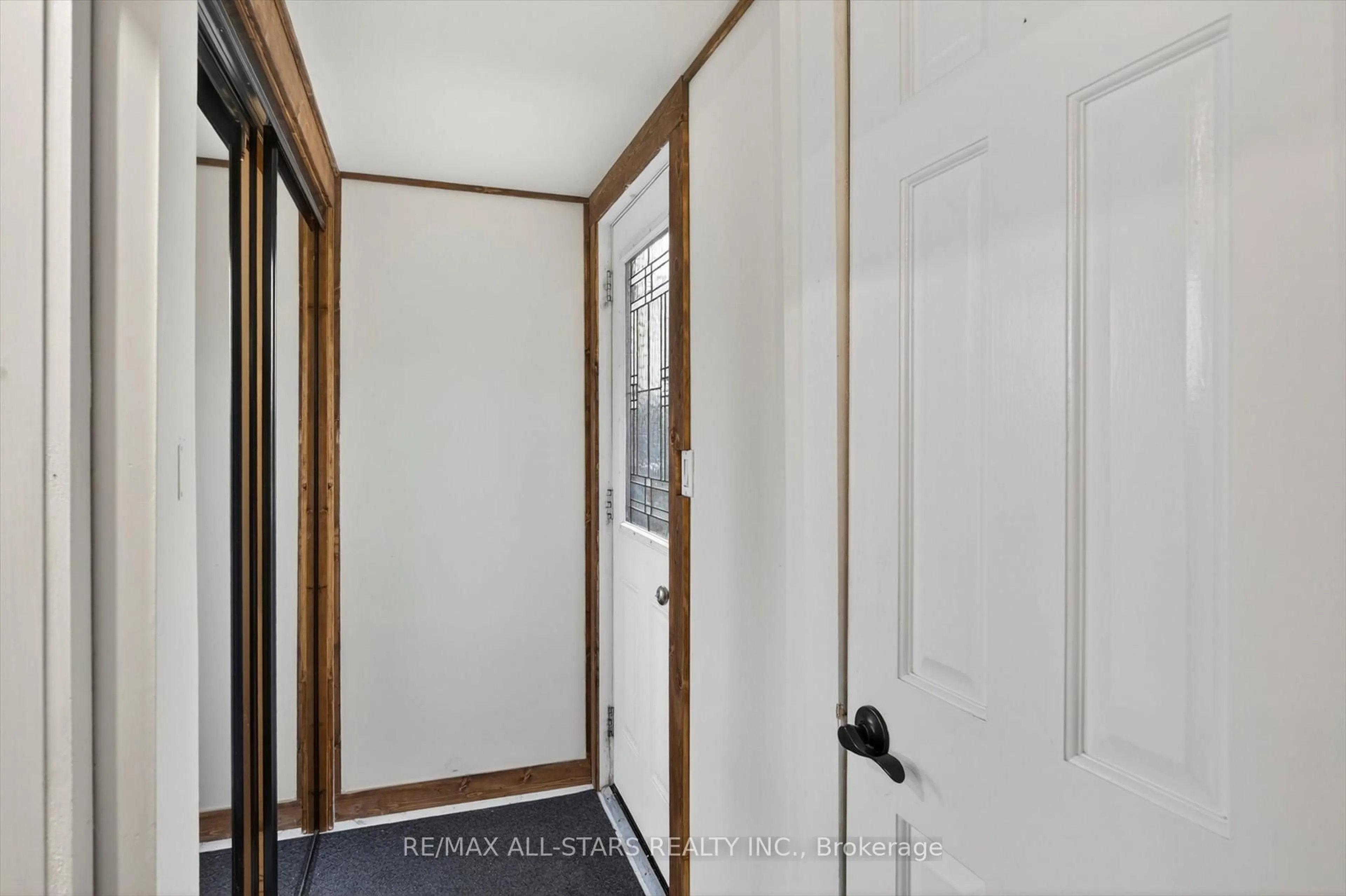 Indoor entryway for 17 Hawke Dr, Kawartha Lakes Ontario K0L 2W0