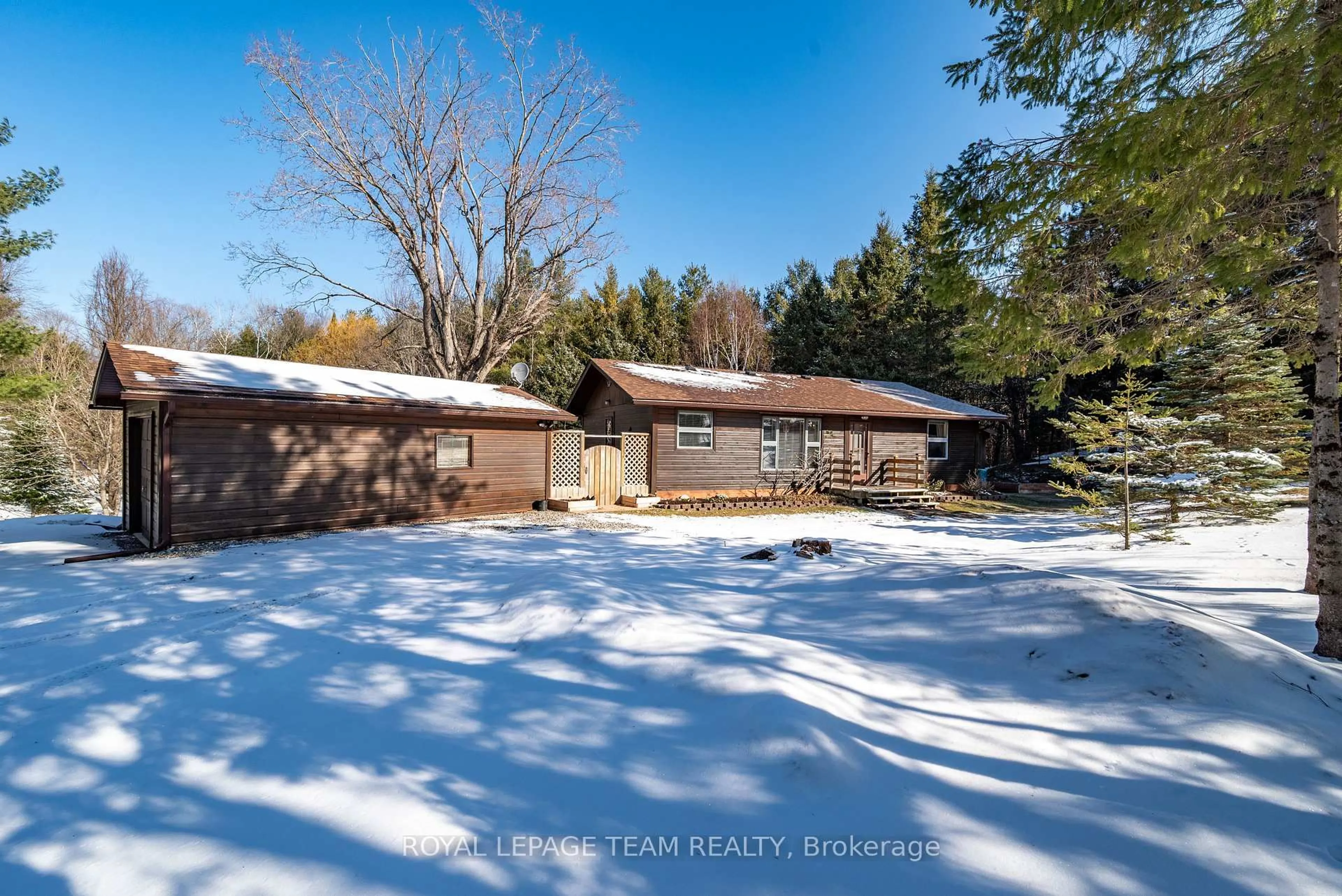 A pic from outside/outdoor area/front of a property/back of a property/a pic from drone, unknown for 5202 McDonalds Corners Rd, Mcdonalds Corners Ontario K0G 1M0