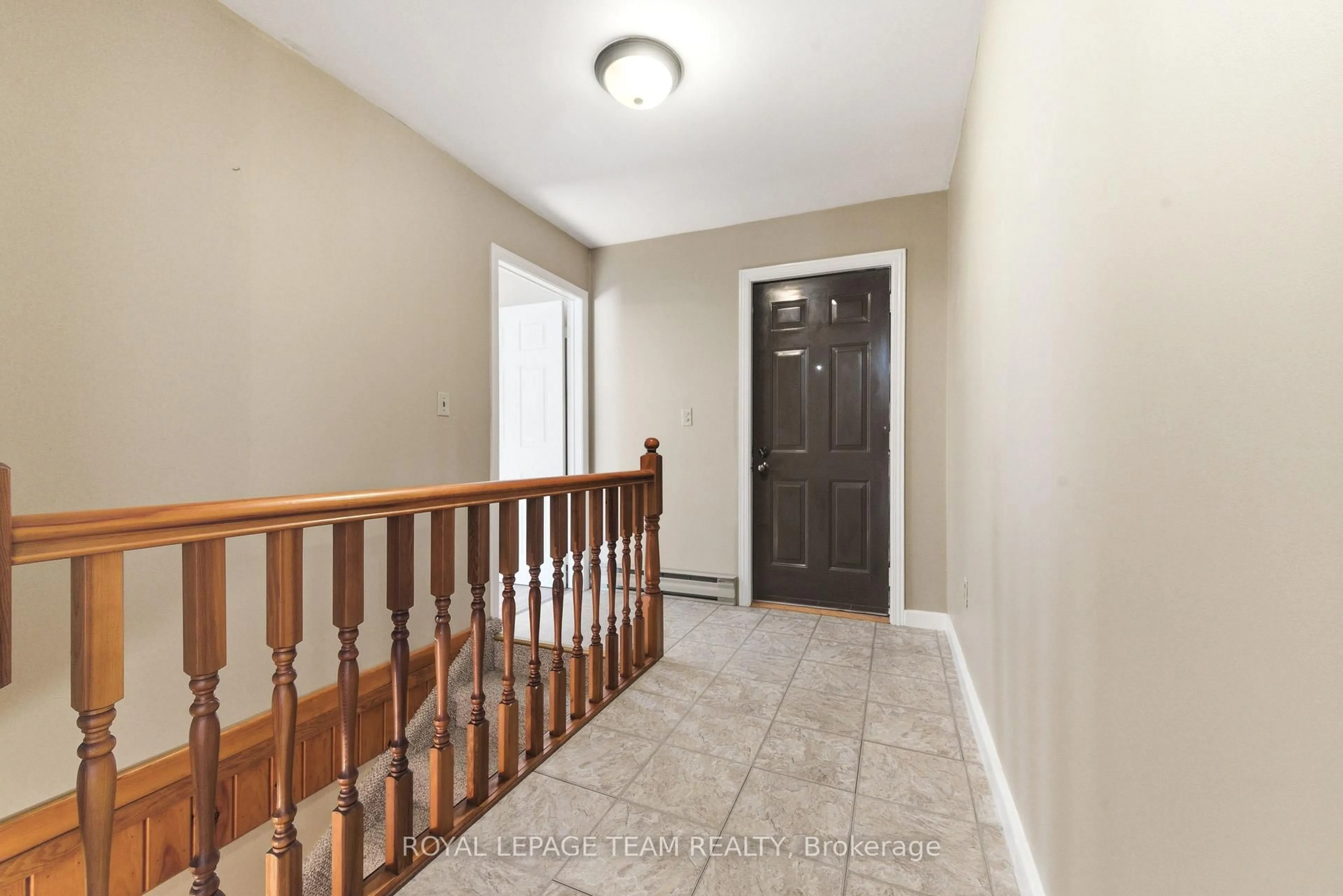 Indoor entryway for 5202 McDonalds Corners Rd, Mcdonalds Corners Ontario K0G 1M0