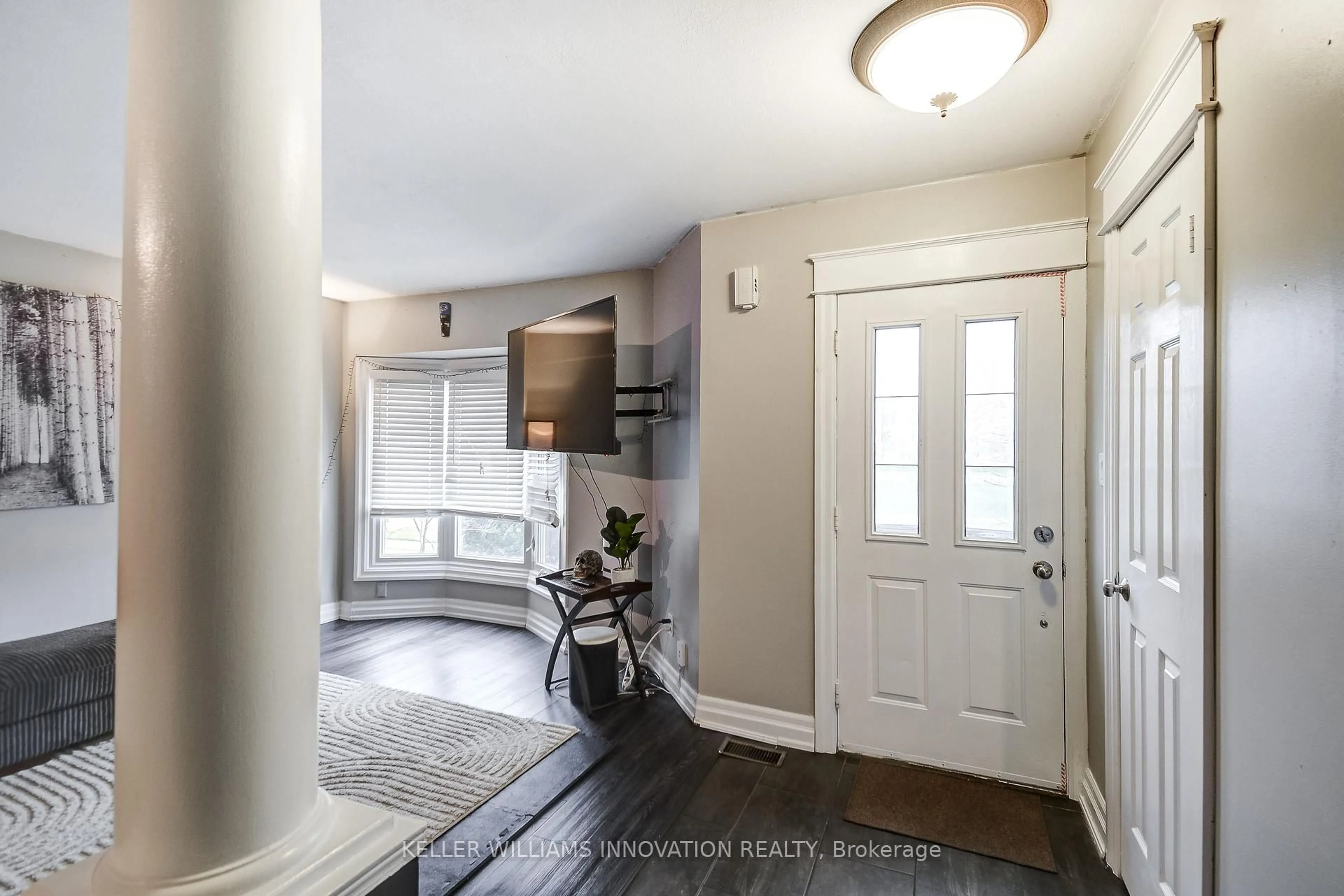 Indoor entryway for 3 Waterford Cres, Hamilton Ontario L8E 4Z8