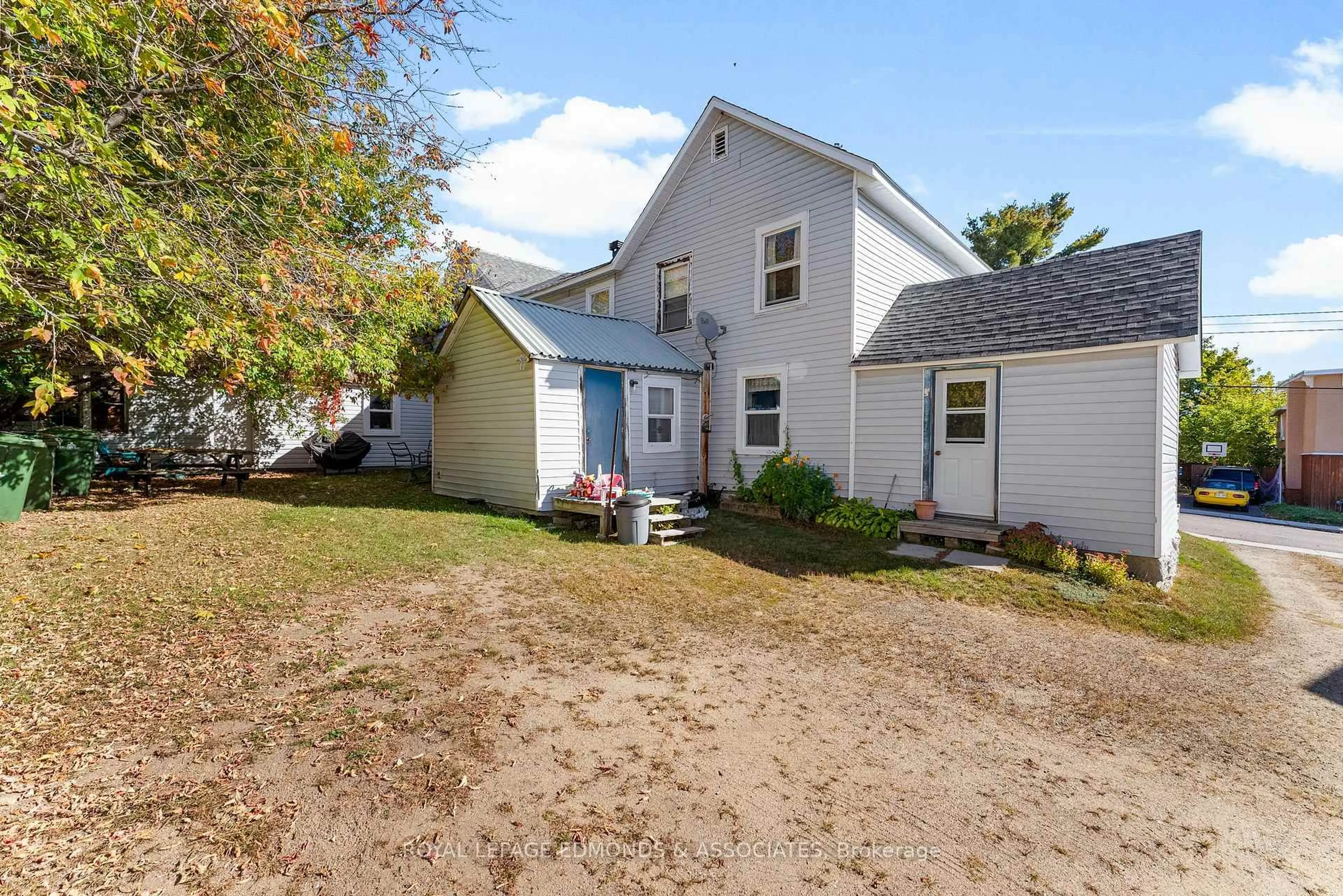 A pic from outside/outdoor area/front of a property/back of a property/a pic from drone, street for 388 Murray St, Pembroke Ontario K8A 4P4