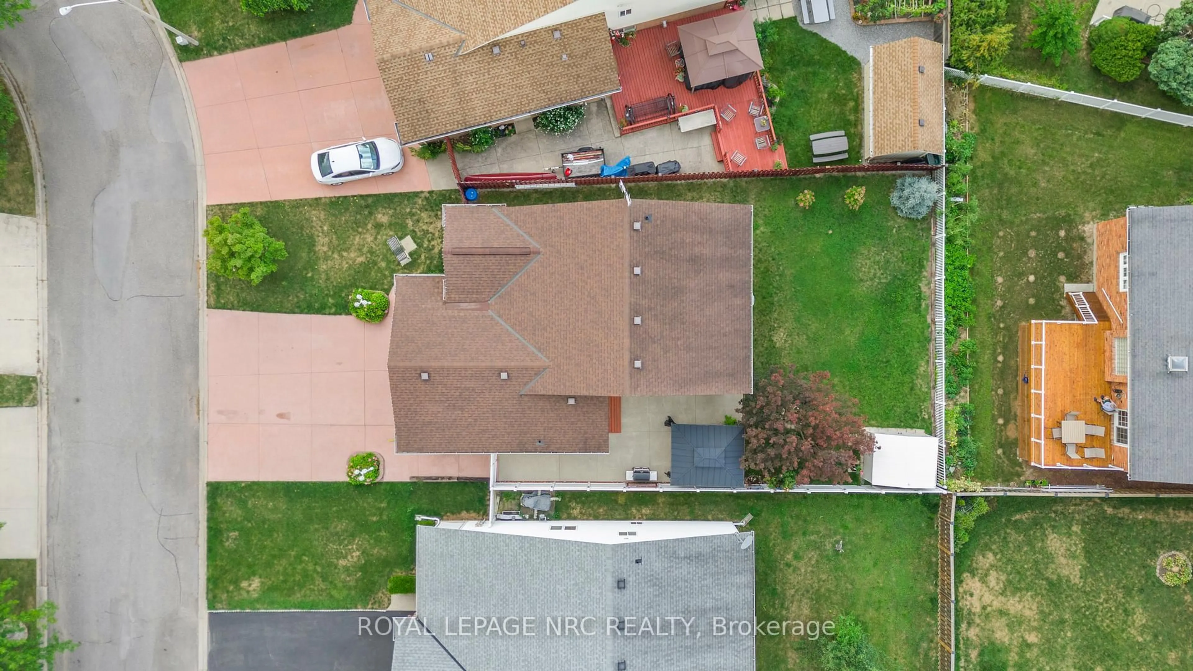 A pic from outside/outdoor area/front of a property/back of a property/a pic from drone, street for 46 Foxhill Cres, St. Catharines Ontario L2S 3V1