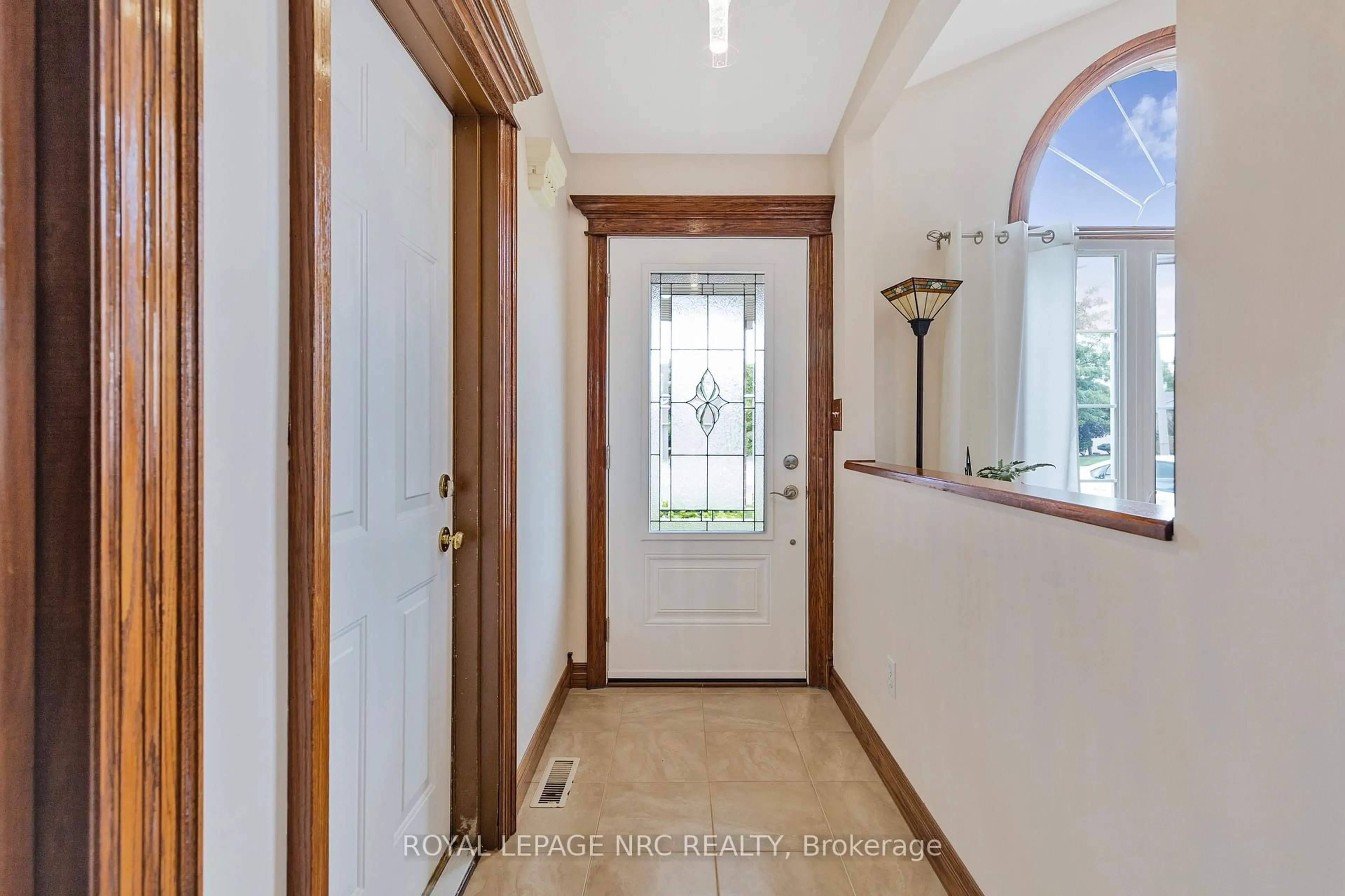 Indoor entryway for 46 Foxhill Cres, St. Catharines Ontario L2S 3V1
