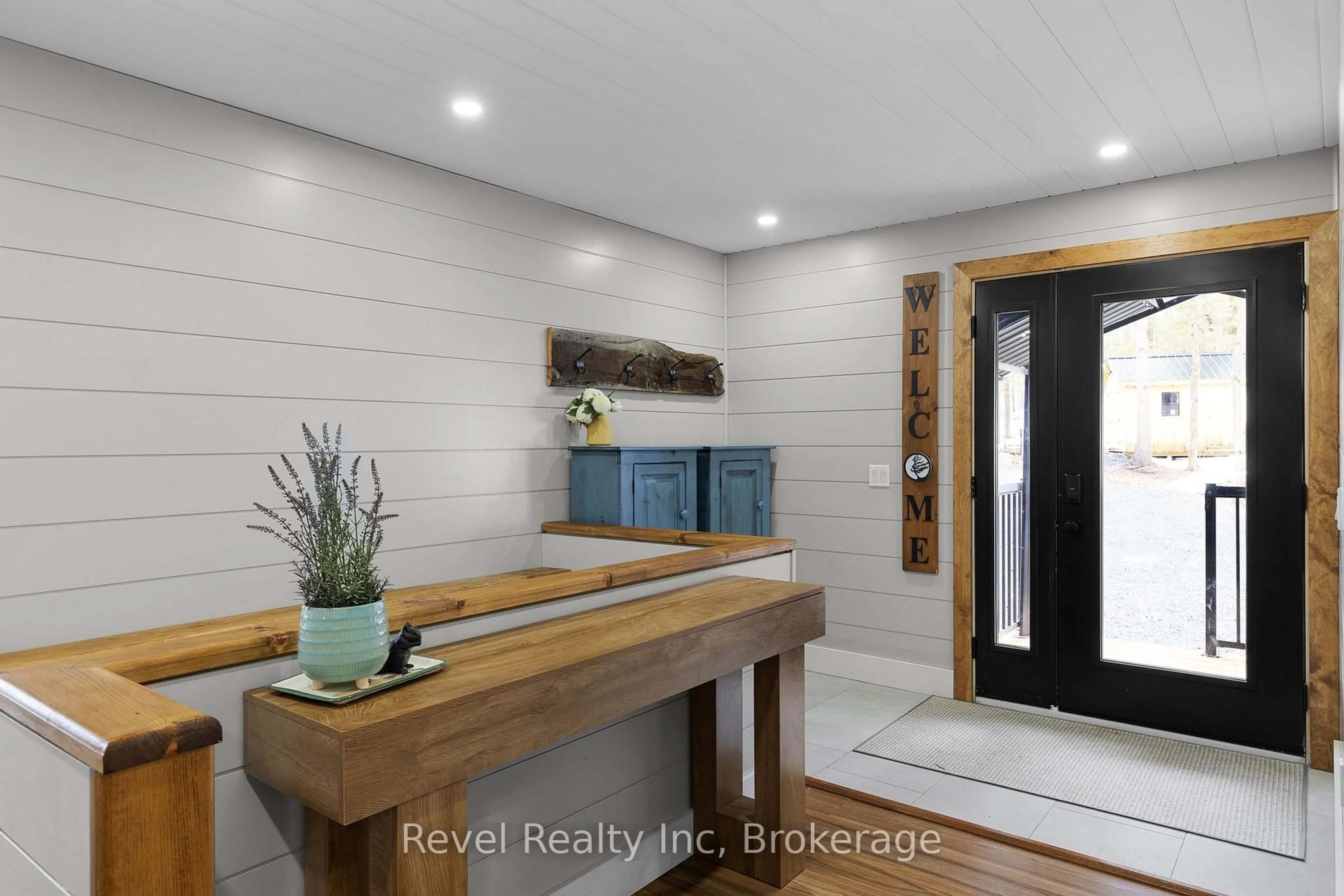 Indoor entryway for 84 Woods Rd, Carling Ontario P0G 1G0