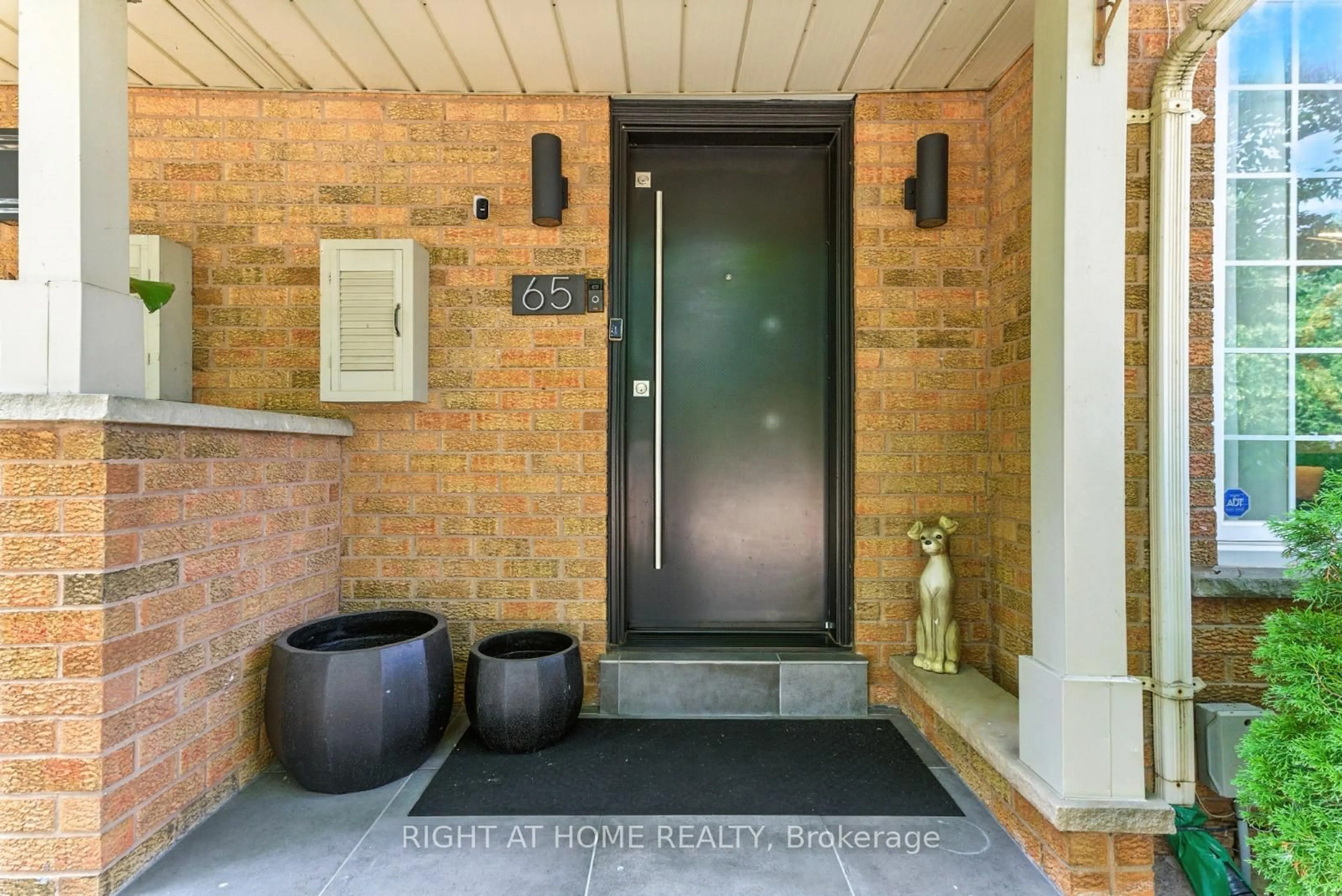Indoor entryway for 65 Sunvale Pl, Hamilton Ontario L8E 4Z6