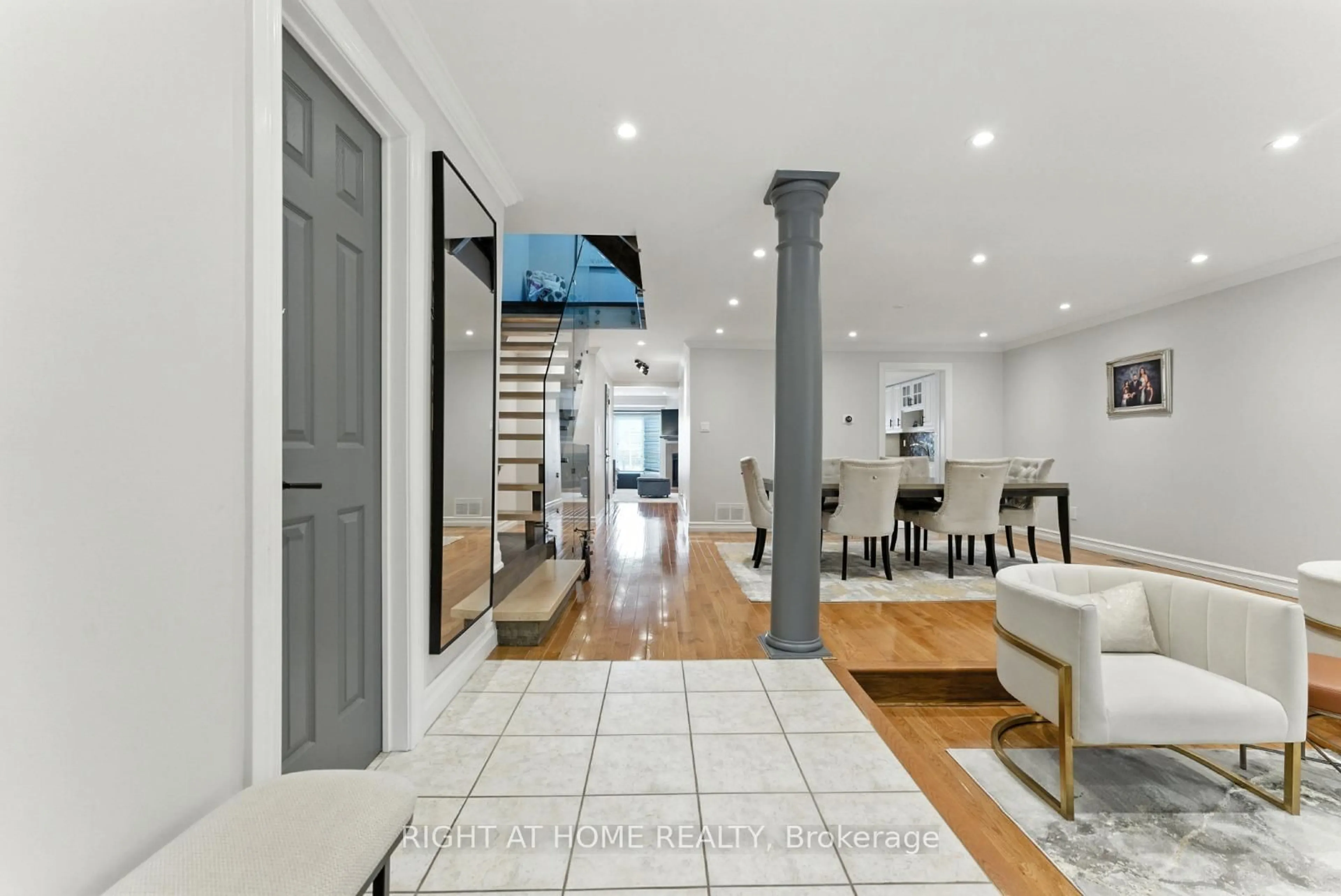 Indoor entryway for 65 Sunvale Pl, Hamilton Ontario L8E 4Z6