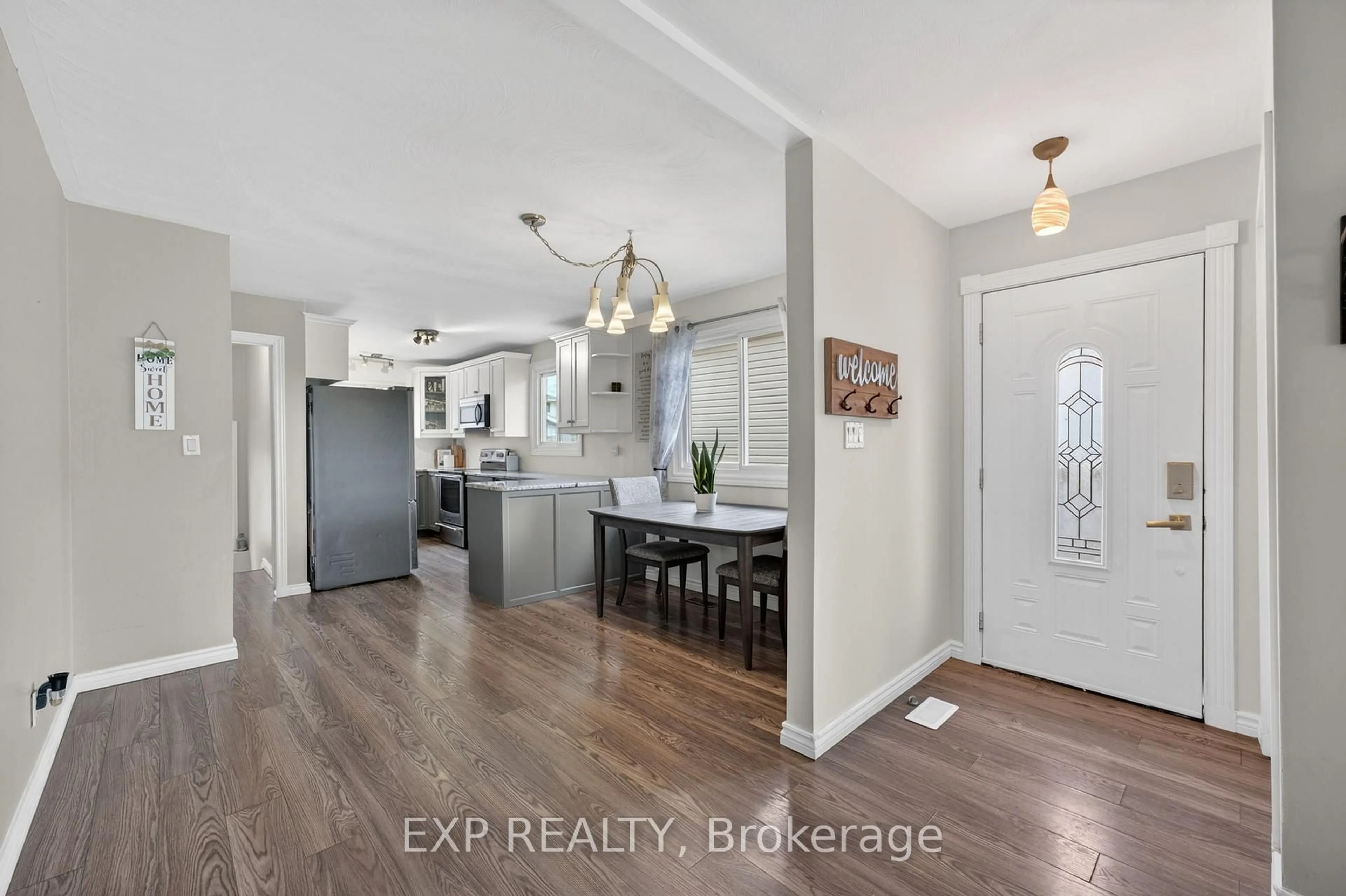 Indoor entryway for 25 Mcquade Dr, Quinte West Ontario K8V 2G2