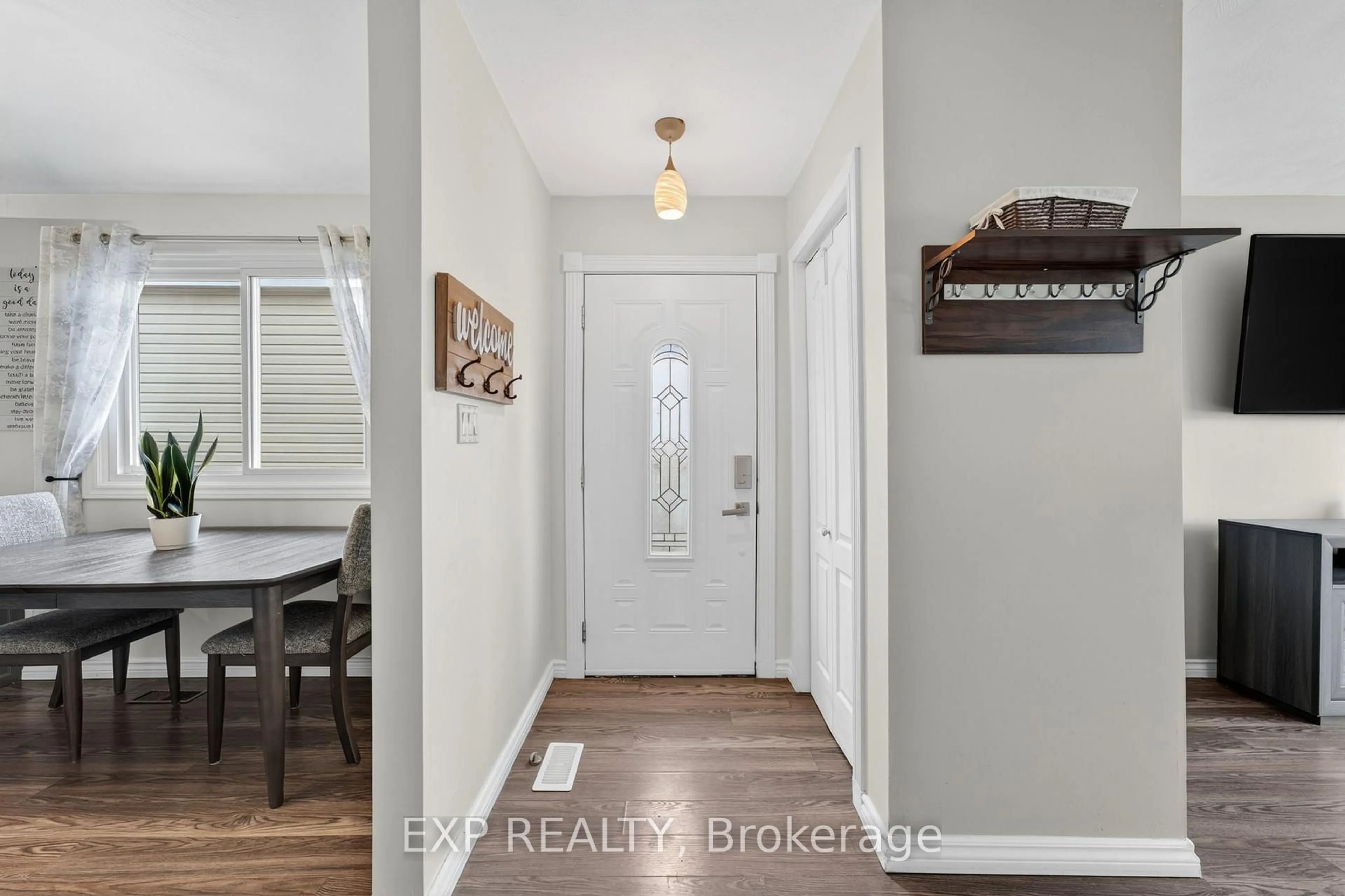 Indoor entryway for 25 Mcquade Dr, Quinte West Ontario K8V 2G2