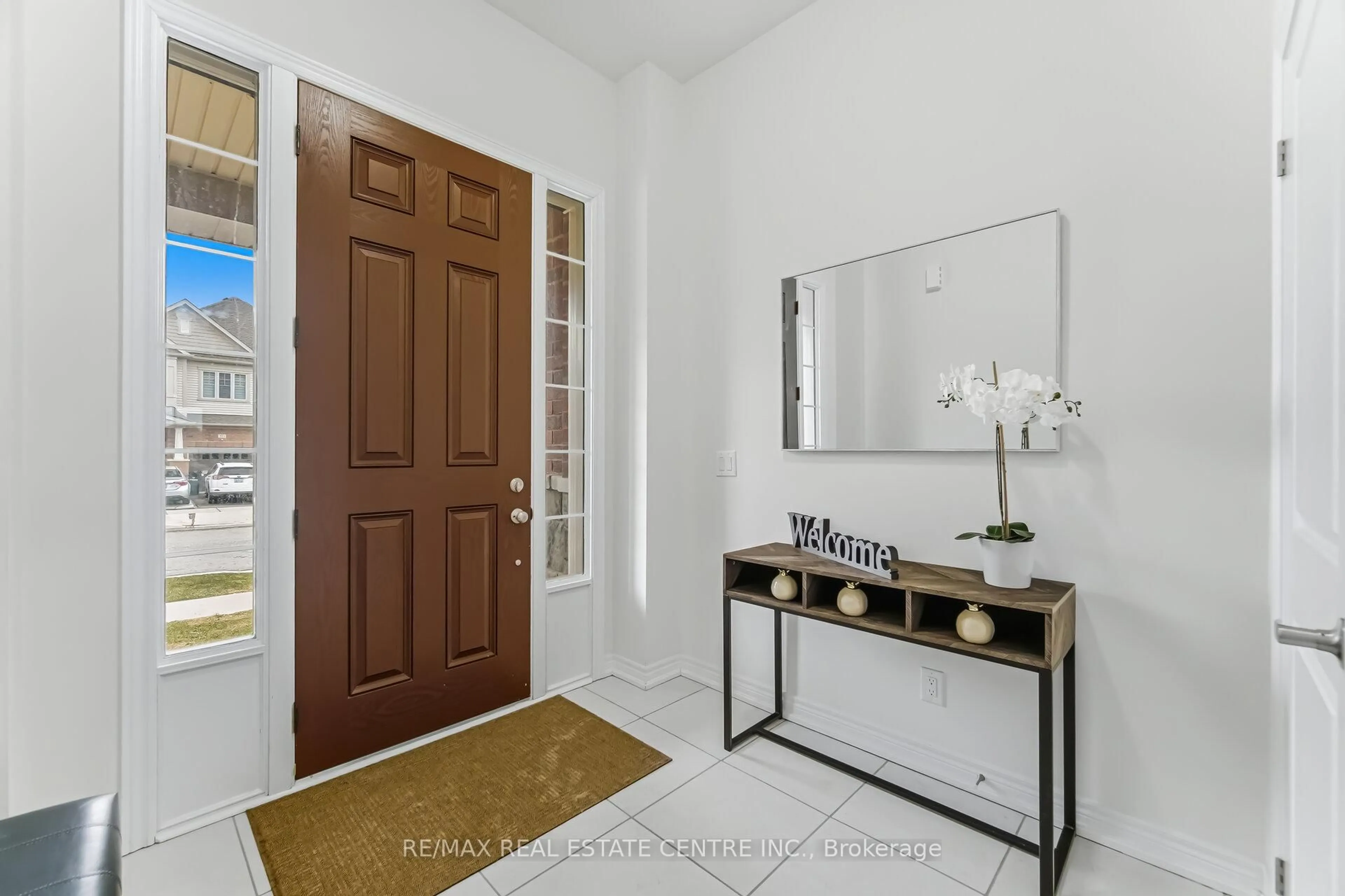 Indoor entryway for 212 Broadacre Dr, Kitchener Ontario N2R 0S6