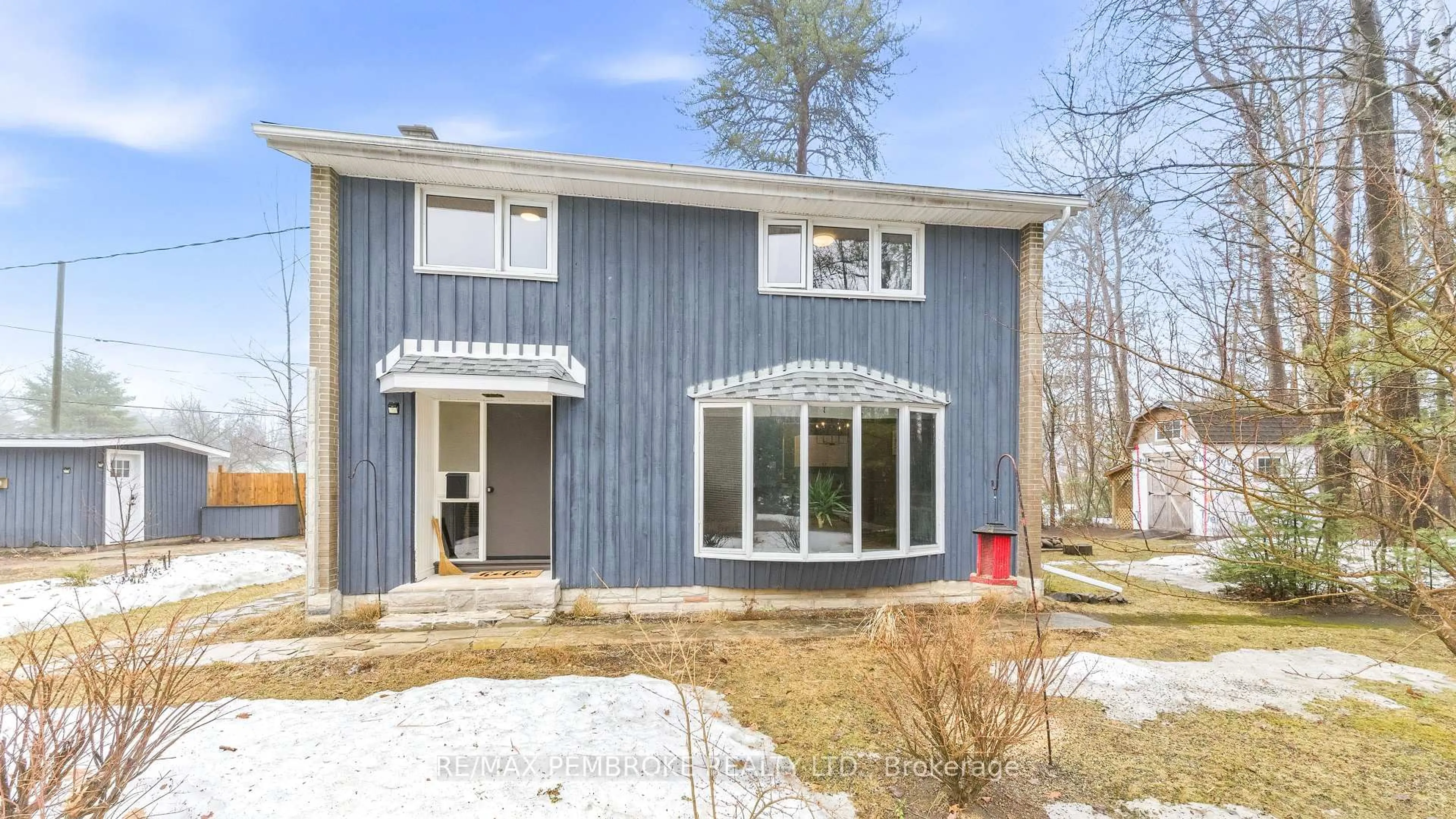 Home with vinyl exterior material, building for 98 Birch St, Deep River Ontario K0J 1P0