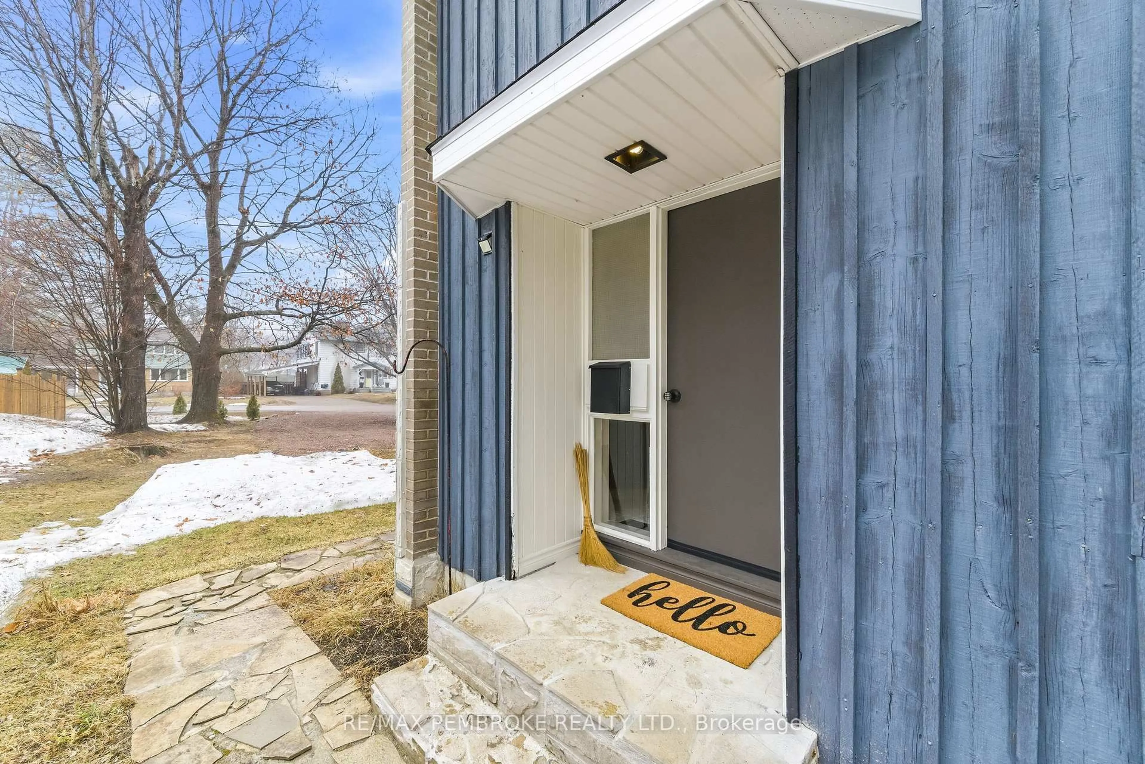 Indoor entryway for 98 Birch St, Deep River Ontario K0J 1P0