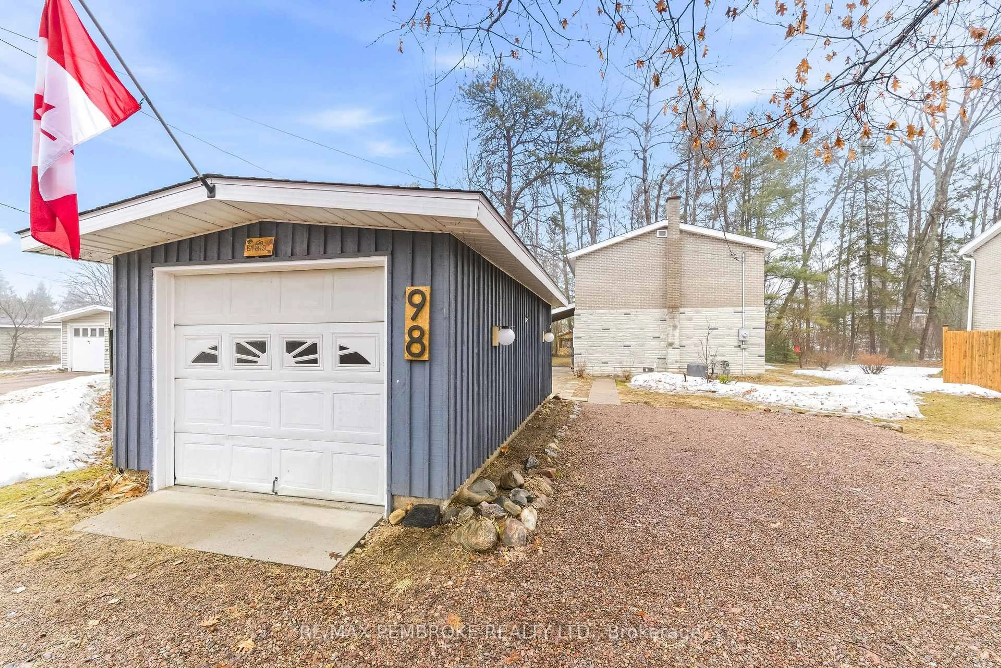 Indoor garage for 98 Birch St, Deep River Ontario K0J 1P0