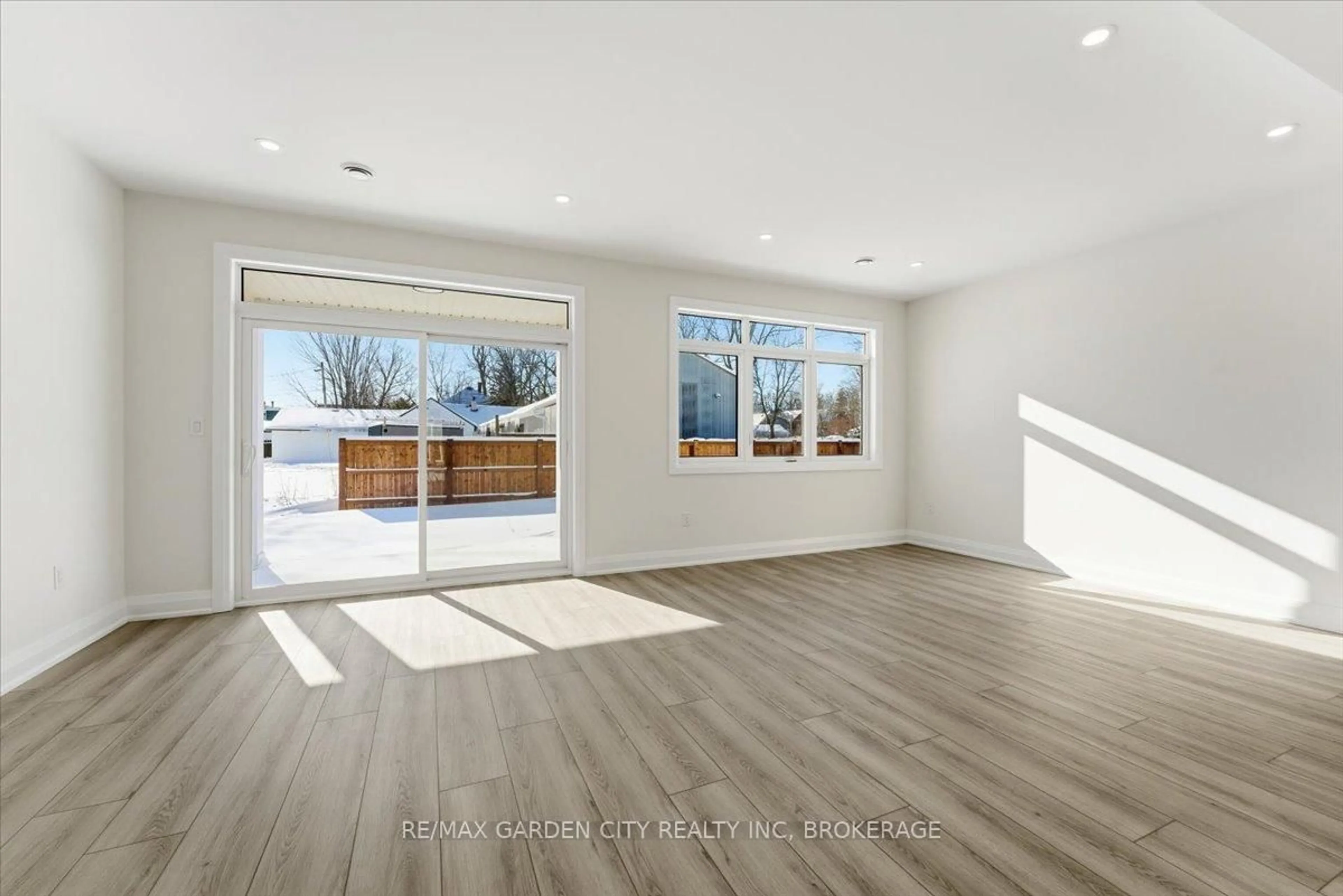 Indoor entryway for 3689 ELM St, Fort Erie Ontario L0S 1N0