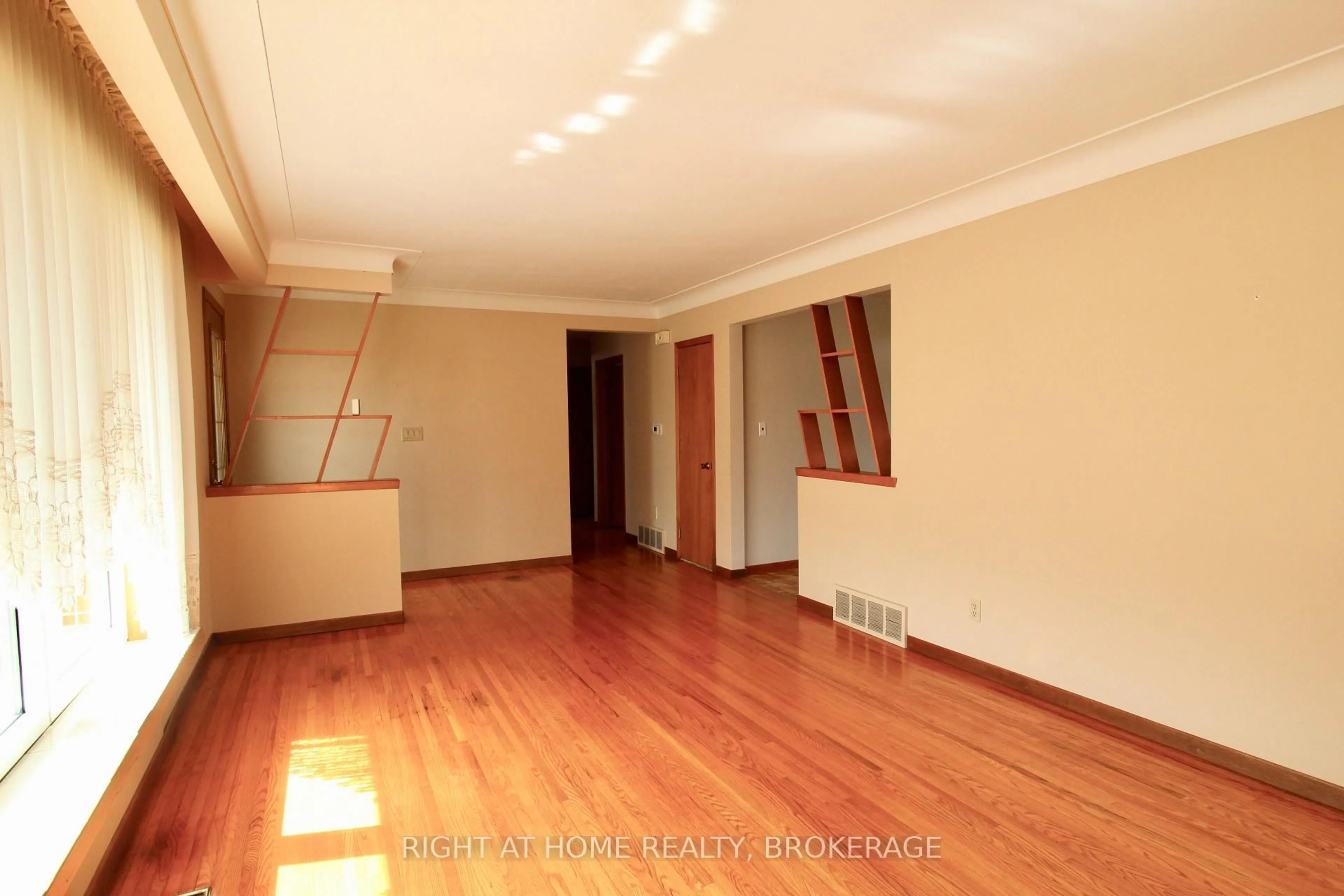 A pic of a room for 12 Lorne Ave, Grimsby Ontario L3M 2H5