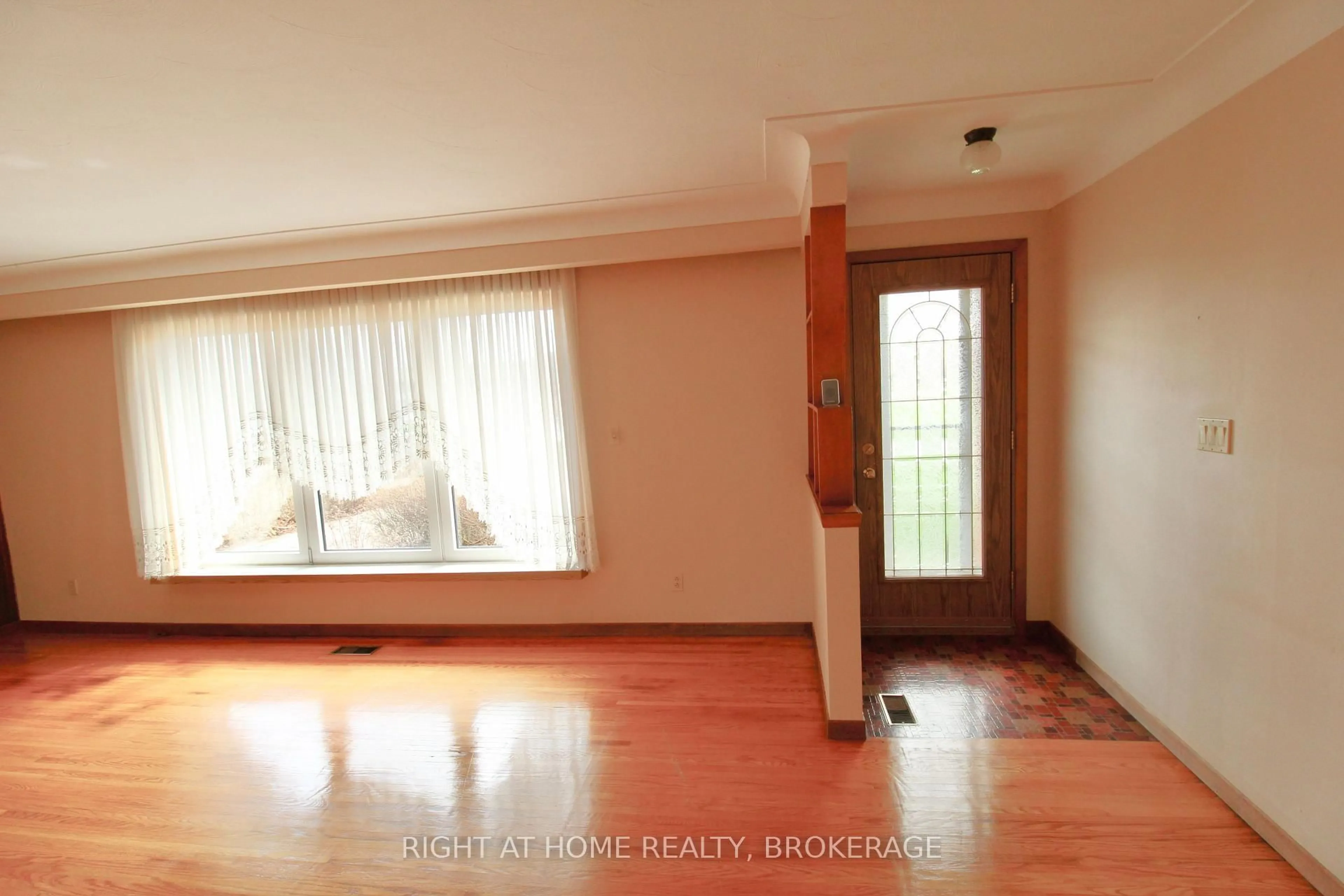 A pic of a room for 12 Lorne Ave, Grimsby Ontario L3M 2H5