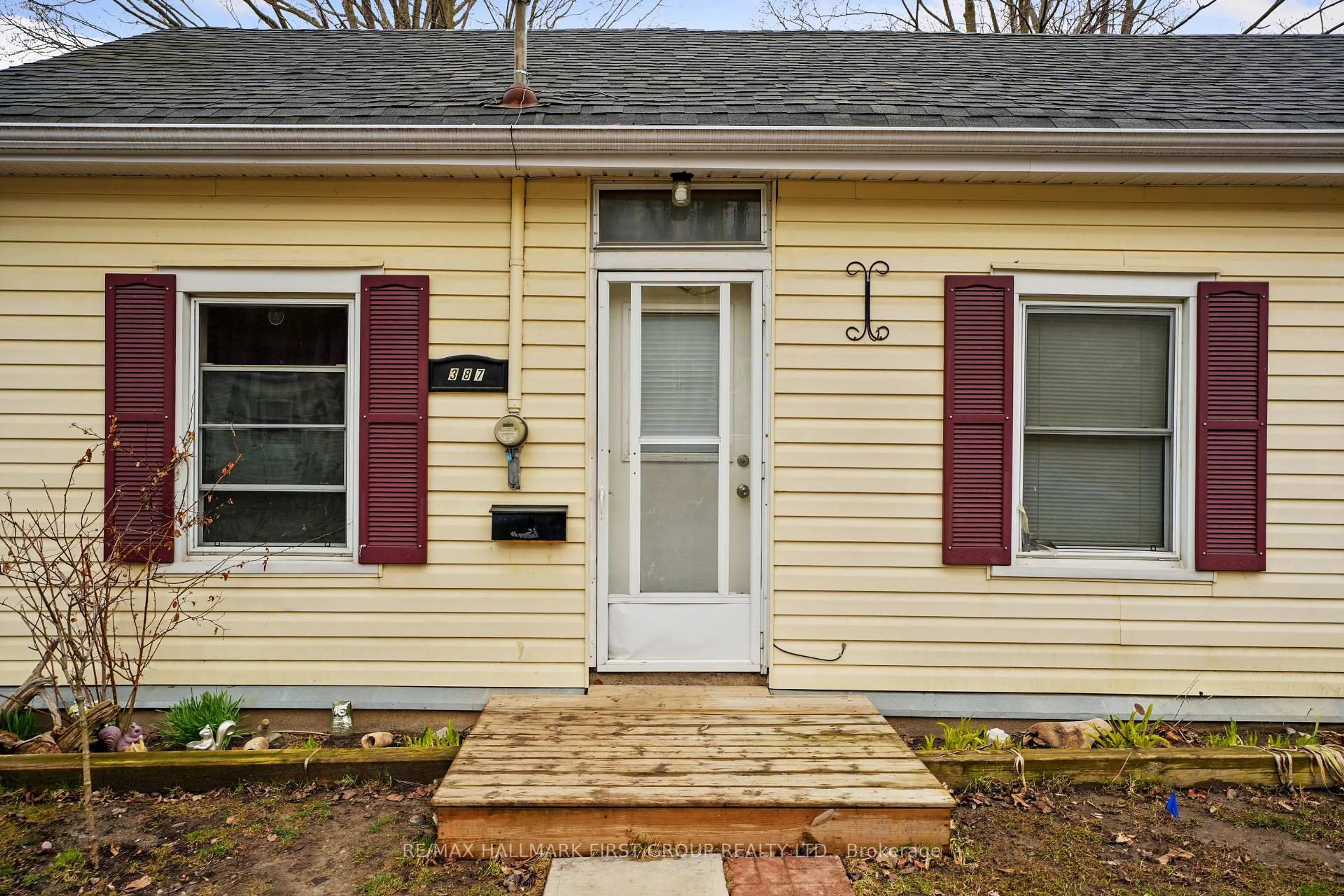 Home with vinyl exterior material, street for 387 / 389 John St, Cobourg Ontario K9A 3T4