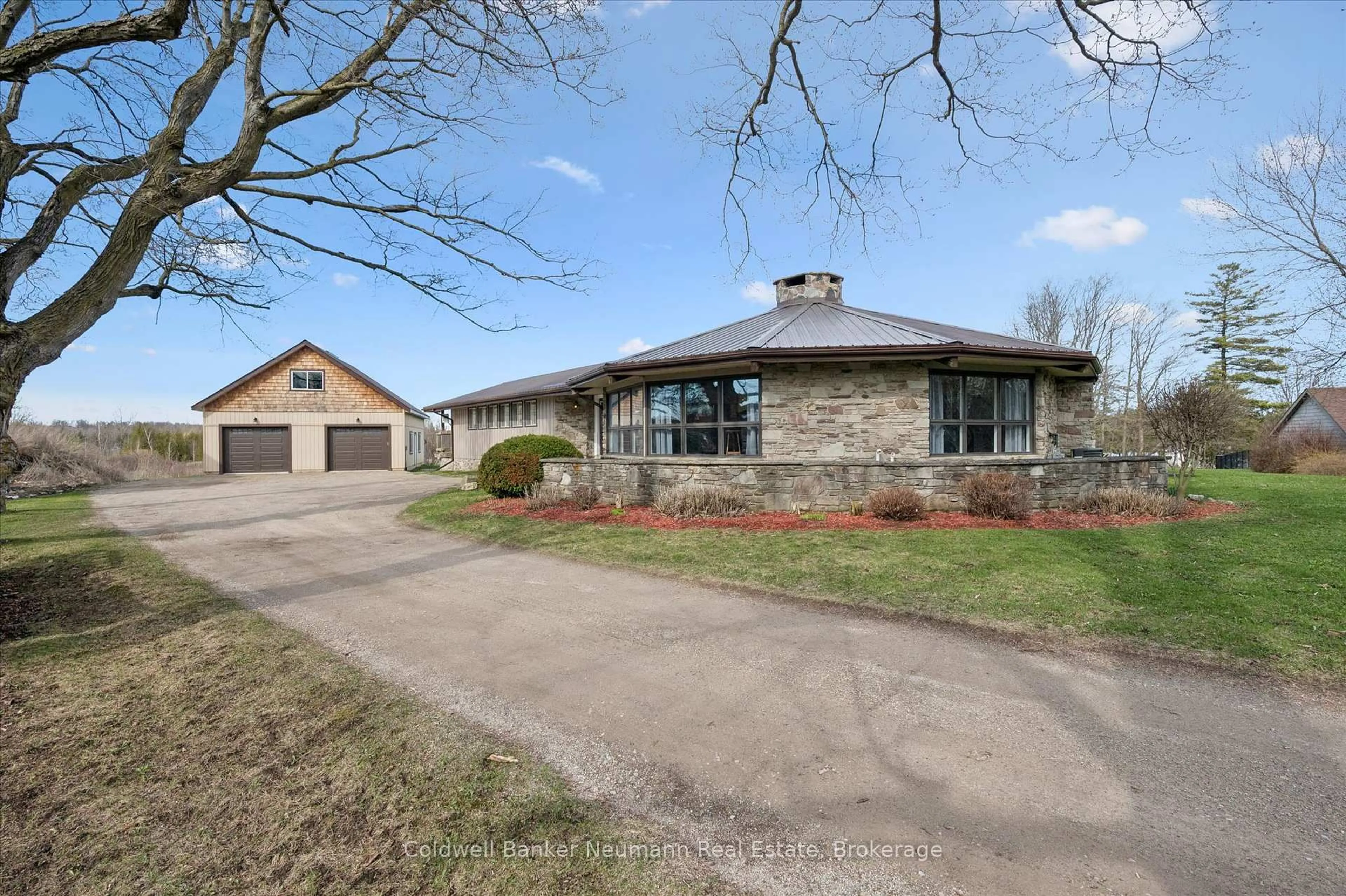 A pic from outside/outdoor area/front of a property/back of a property/a pic from drone, street for 26 Old Brock Rd, Puslinch Ontario N0B 2J0