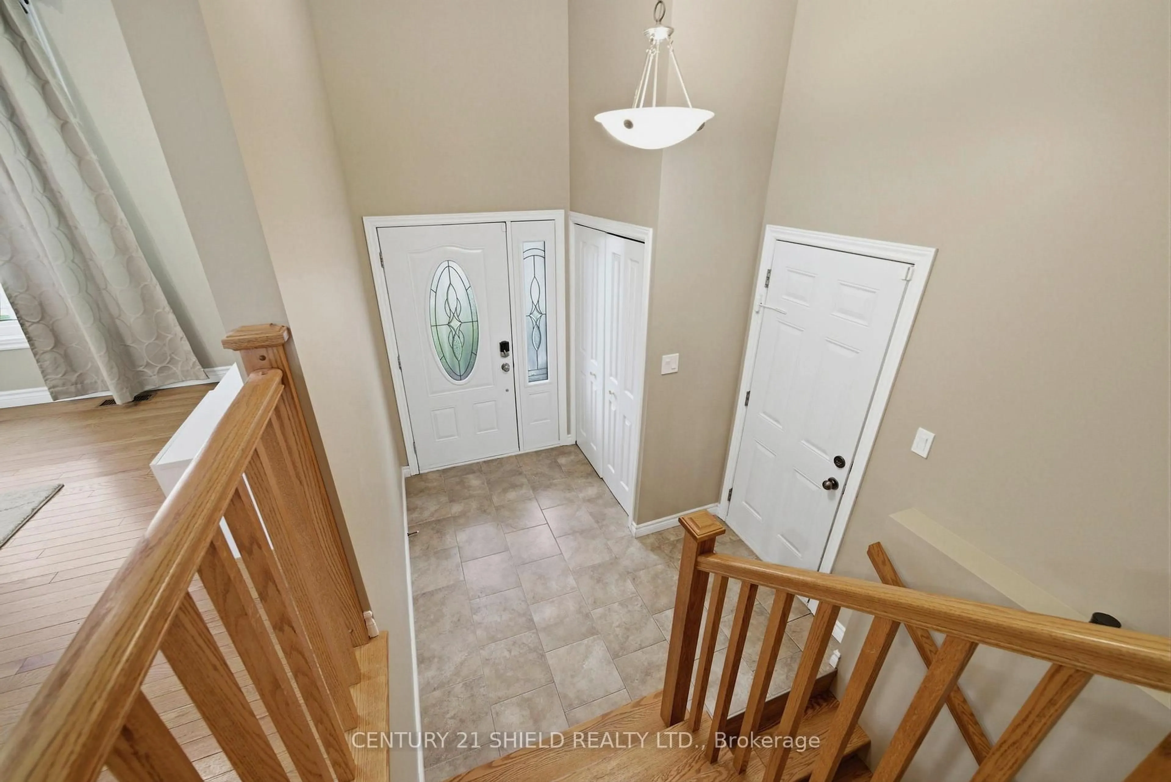 Indoor entryway for 1715 SECOND St, Cornwall Ontario K6H 5N6