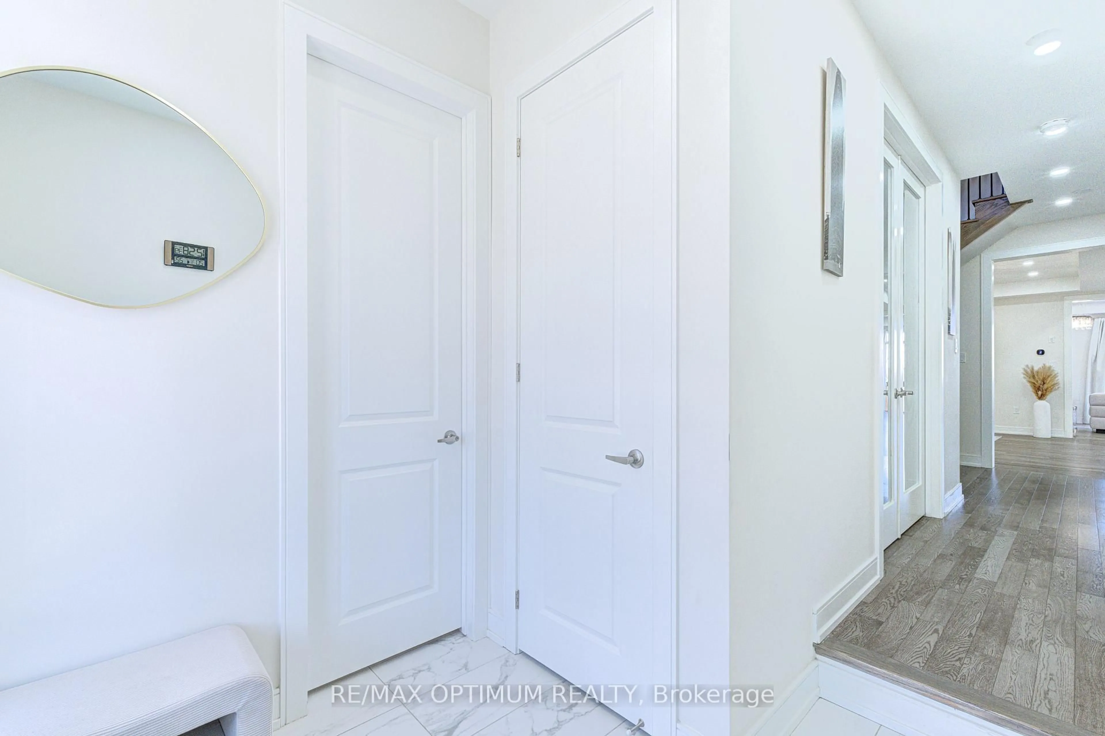 Indoor entryway for 52 Henshaw Dr, Erin Ontario N0B 1T0